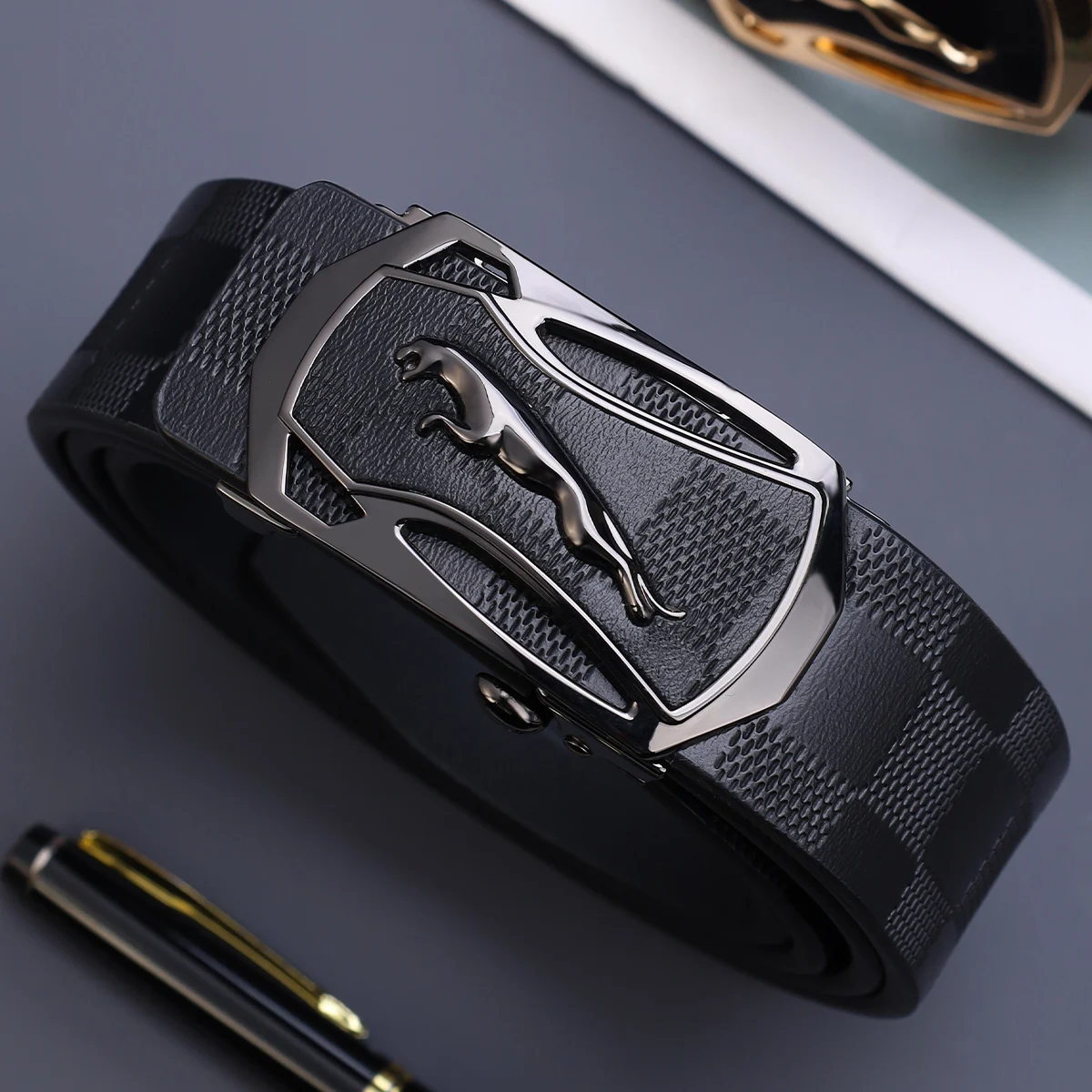 حزام جلدي للرجال بإبزيم معدني أوتوماتيكي متين للاستخدام اليومي، حزام عمل عصري، خيار هدية مثالي