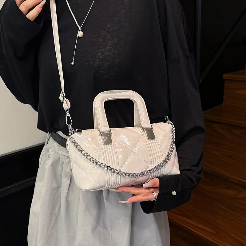 

Hot Selling New Diamond Grid Hand-held Small Square Bag for Women's Fashion, Chain Crossbody Bags Popular Versatile Shoulder Bag