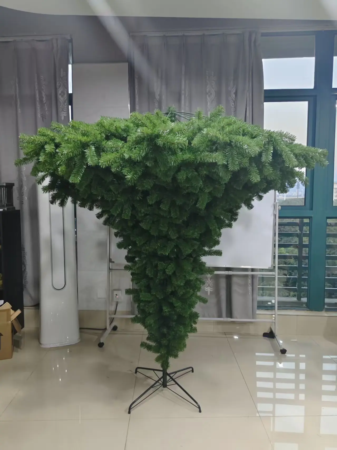 

Голландские клиенты, необычная рождественская елка, перевернутая рождественская елка, ссылка на разницу в почтовых расходах.