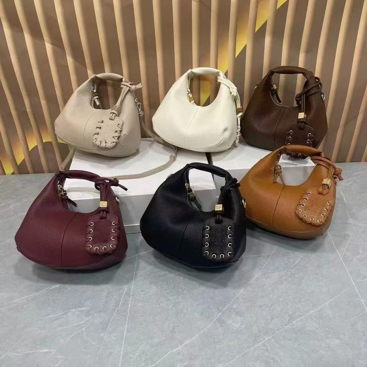 26ss New Vintage Pebbled Leather Hobo Shoulder Bag Decorative Tag Charm Detachable Crossbody Strap Soft Women Underarm Handbag