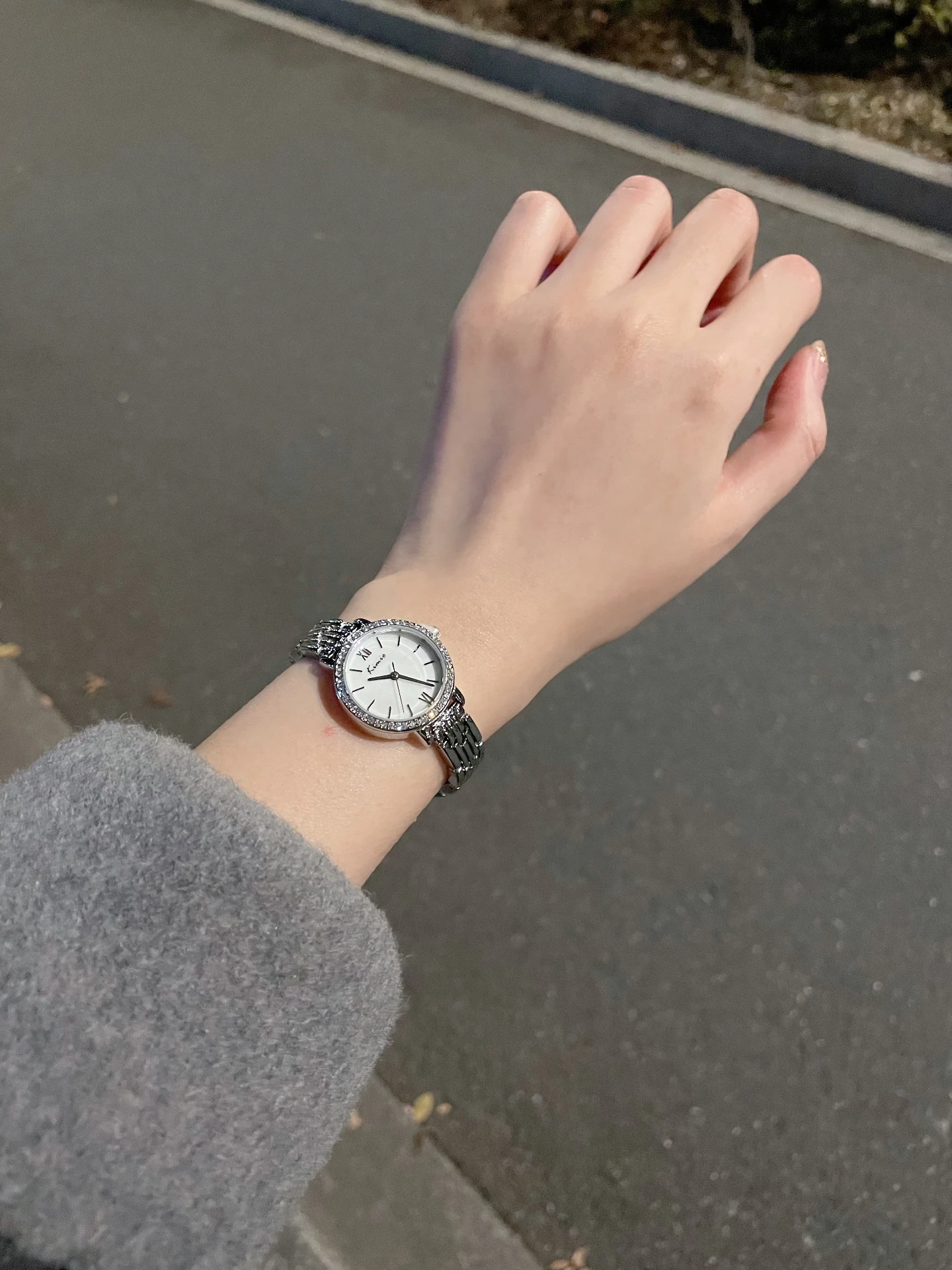 

Exquisite and petite silver watch for female students, stylish and versatile, a beautiful women's bracelet watch.