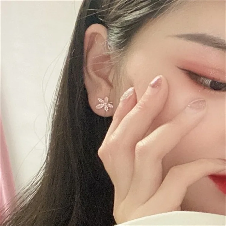 Korean New Light Luxury Rhinestone Leaf Clip On Earrings for Women Fashion Crystal Sweet Non-Pierced Earring Girl Jewelry