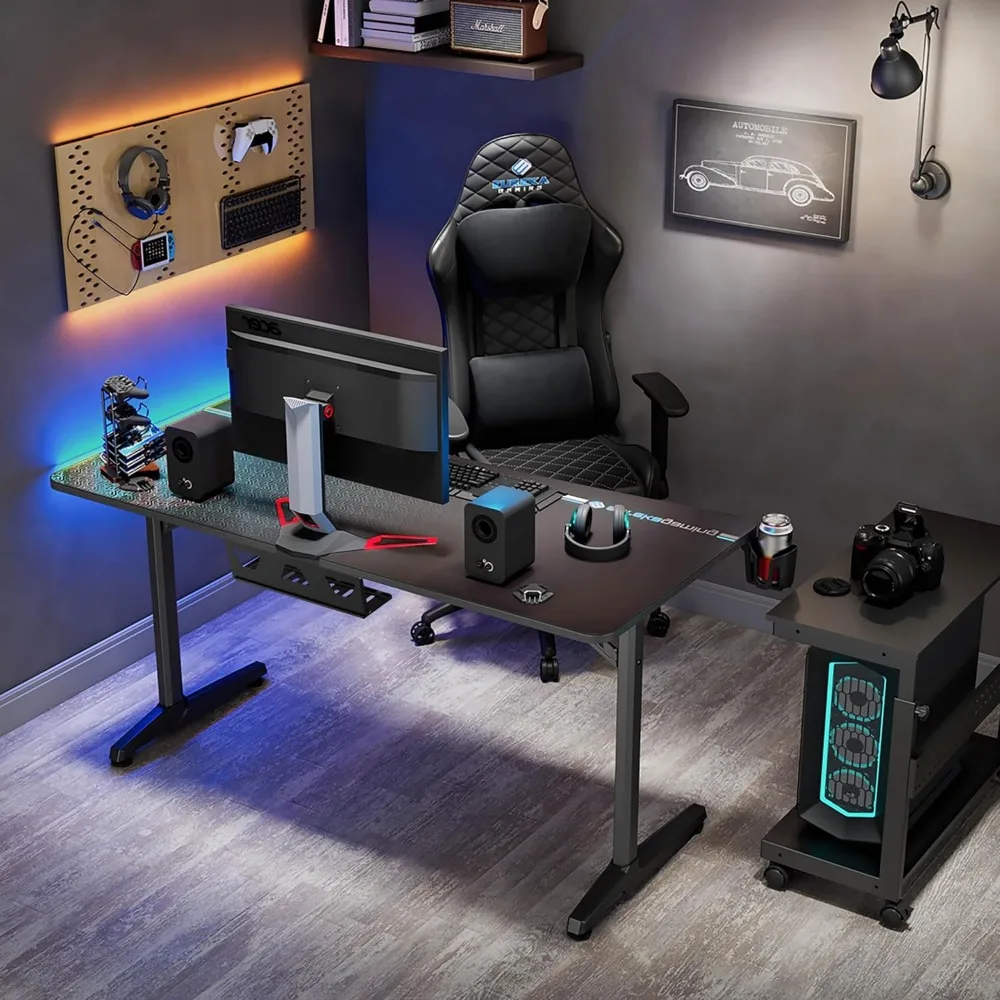 Ergonomischer 60-Gaming-Schreibtisch mit integriertem Mauspad, geräumiger, gebogener Büroschreibtisch für dreifaches Monitor-Setup und Getränkehalter