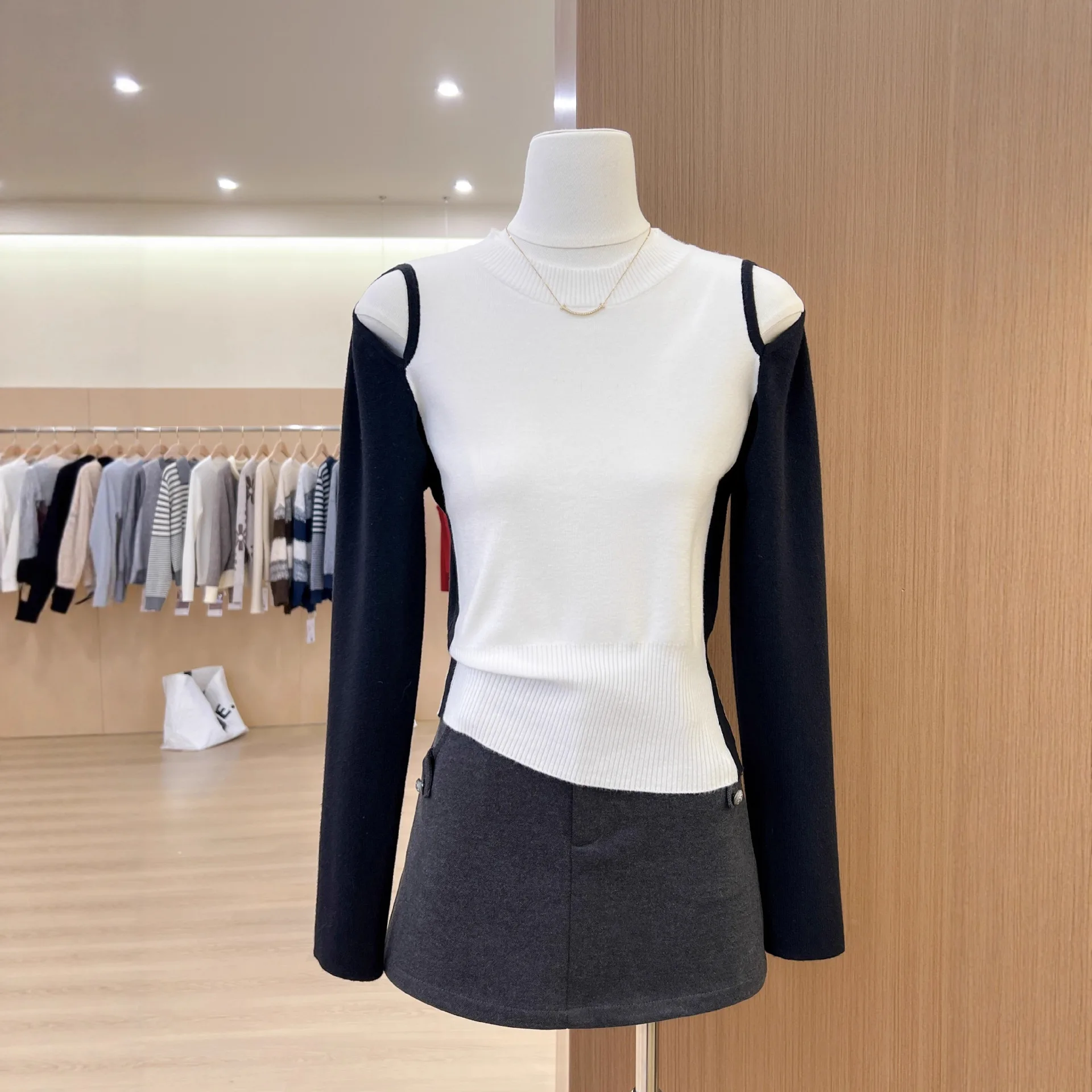 2026 Autumn Temperament Elegant Simple Niche Non-collision Top High-end Sense Contrasting Color Splicing Knitted Bottoming Shirt