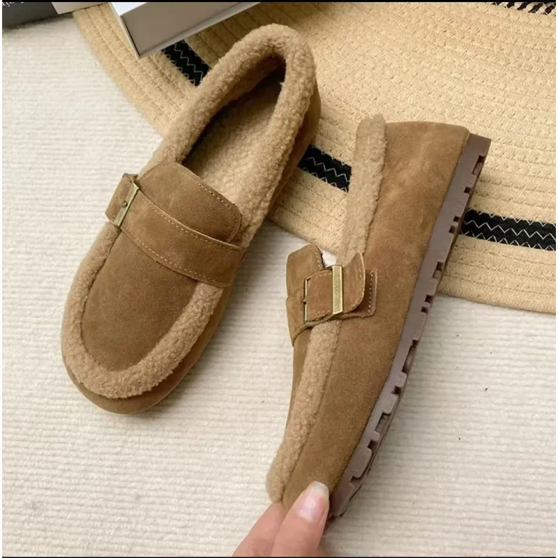 حذاء بدون كعب فروي شتوي جديد لعام 2025 للنساء، حذاء مسطح مريح مبطن بالصوف سهل الارتداء، حذاء قيادة مريح مانع للانزلاق