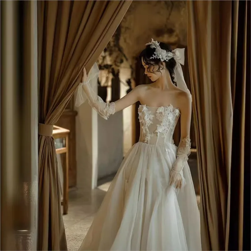 ชุดราตรีผ้าลูกไม้สีเบจอ่อนสำหรับงานเลี้ยงหรืองานแสดง