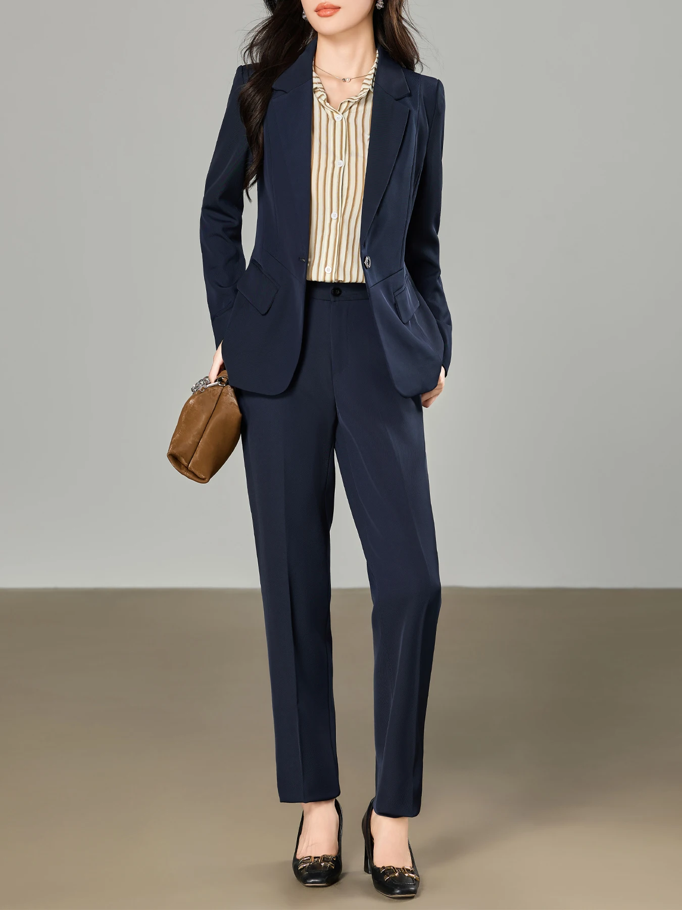 

Slim-Fit Long-Sleeve Single-Breasted Suit Set with Pocket, Professional Commuting Style, High-End Elegance, Two-Piece