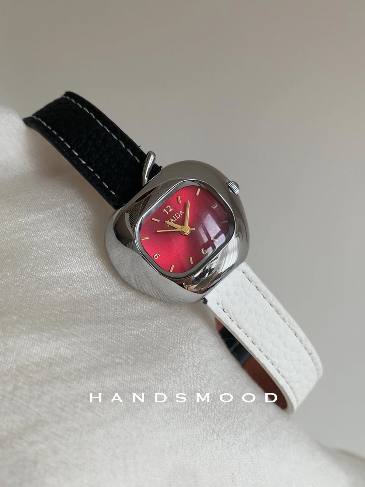 Exquisite women's watch, featuring a high-end, stylish design inspired by the red apple logo. A perfect accessory for women.