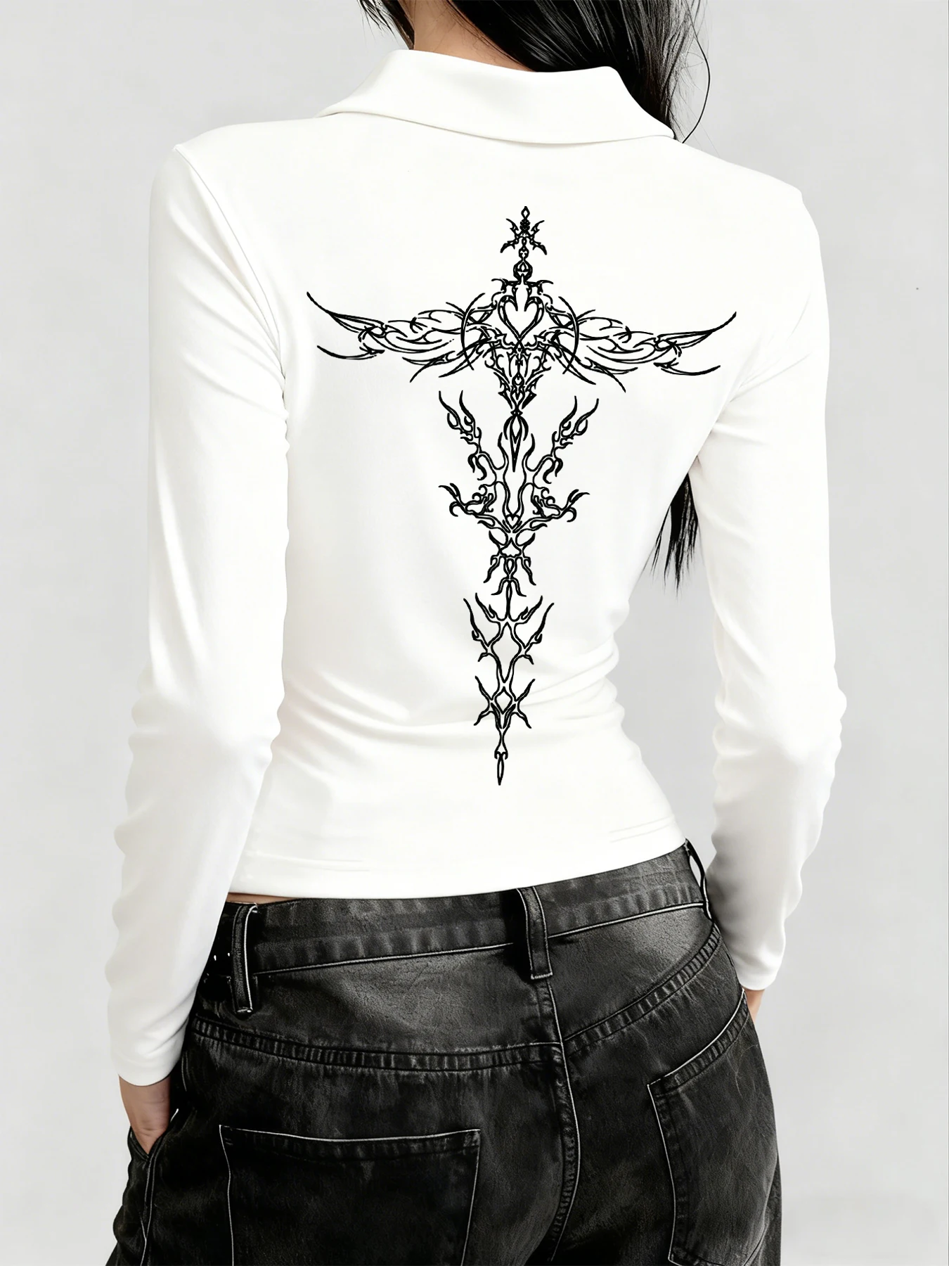 

This stunning autumn/winter women's slim-fit polo shirt with long sleeves is both simple and stylish, just what you need.