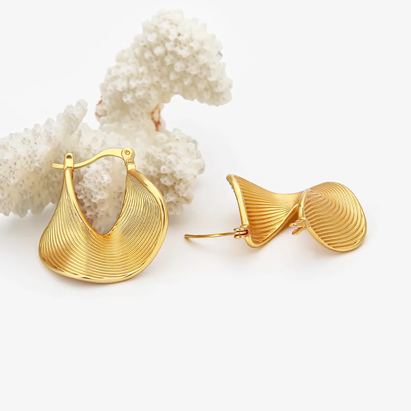 VAROLE Italy Style Simple Twisted Streamlined Fan Hoop Earrings Trendy Fine Striped Irregular Boucles D'oreilles Statement