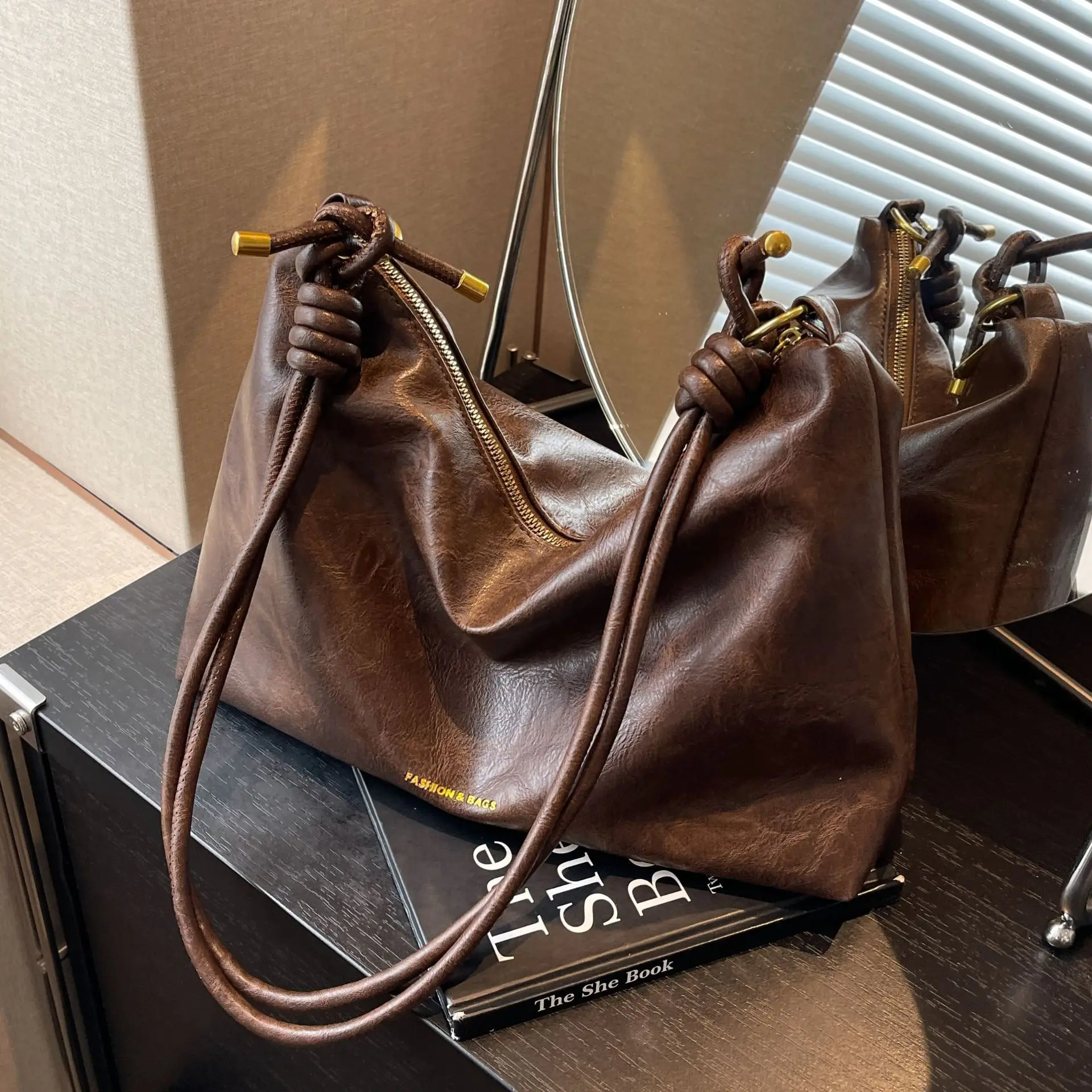 

High-end Large Capacity Bag for Women 2025 New One-shoulder Underarm Bag Niche Fashion Crossbody Tote Bag