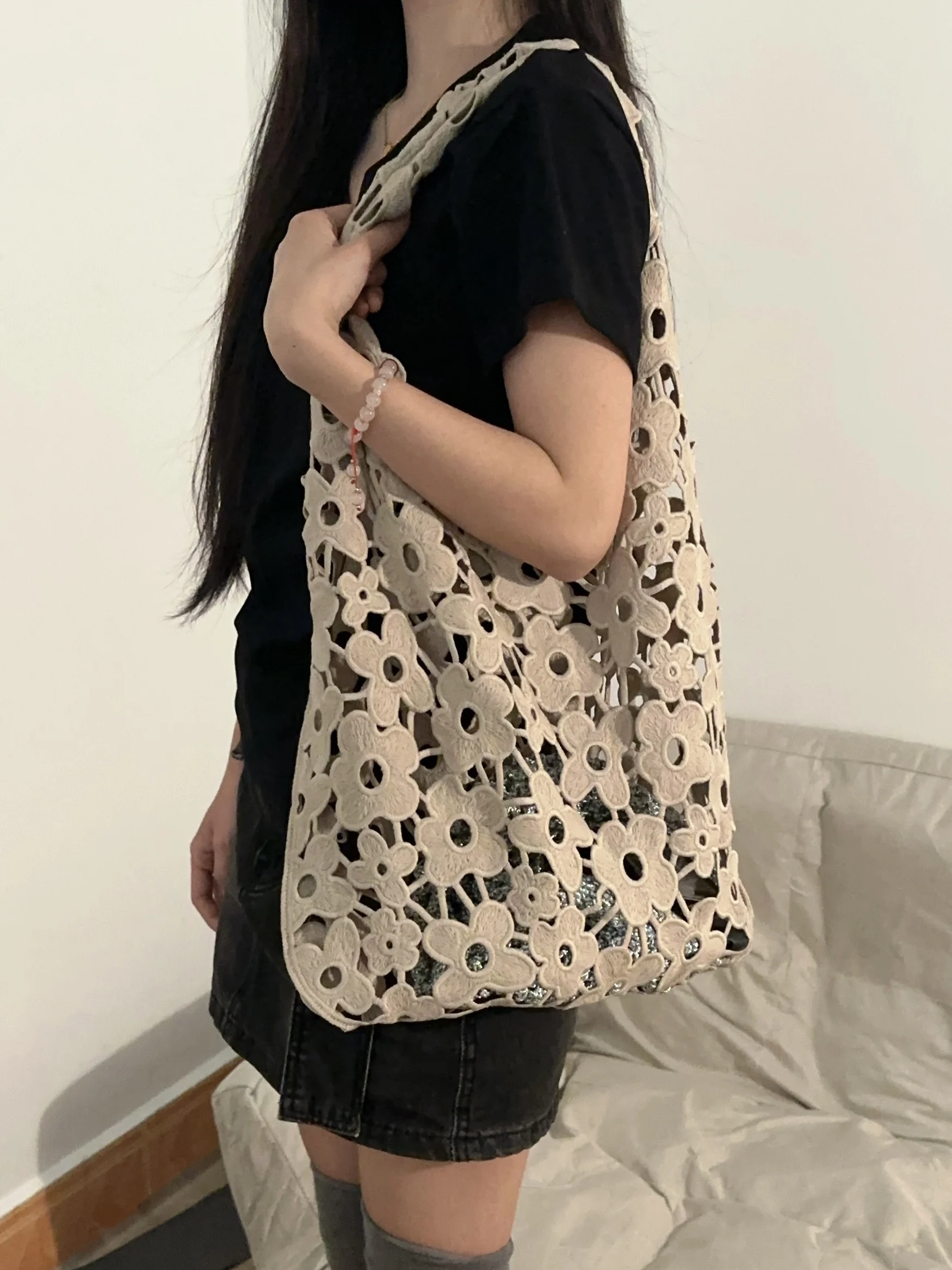 

Женская сумка большой вместимости с ажурным цветочным узором, тканевая сумка в студенческом стиле, повседневная, с вышивкой, на плечо и подмышку.