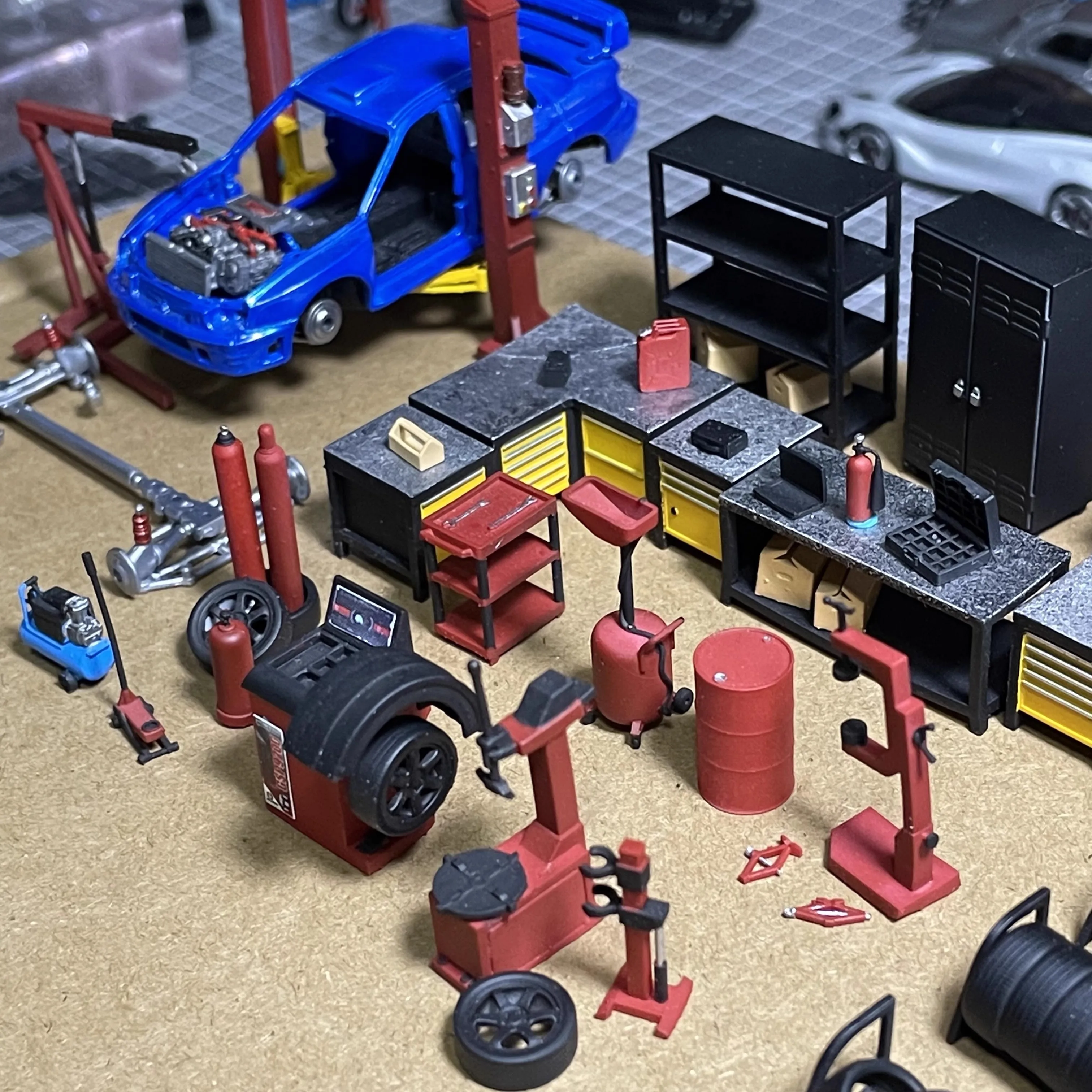 1:64 Same Model With Car Mechanic Simulator Lifter Table Auto Workshop Garage Repair Tools Set