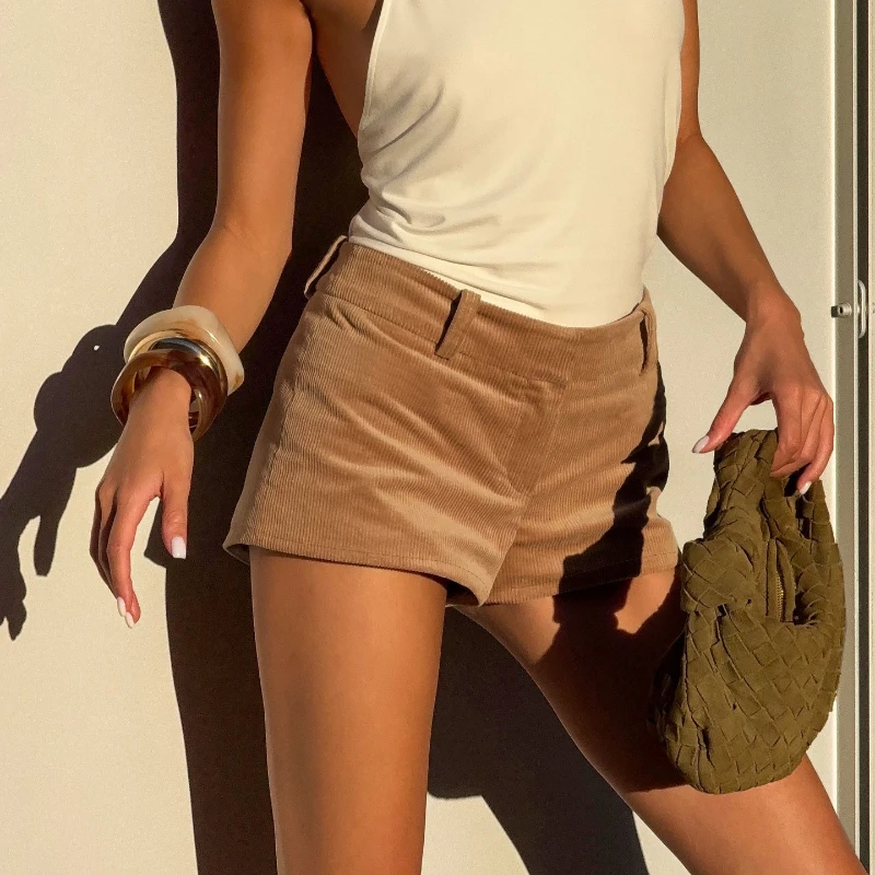 سروال قصير مثير لخريف 2025 للنساء 2025 شورت أنيق للشارع بسحاب بيج موضة بني عالي الخصر شورت نسائي