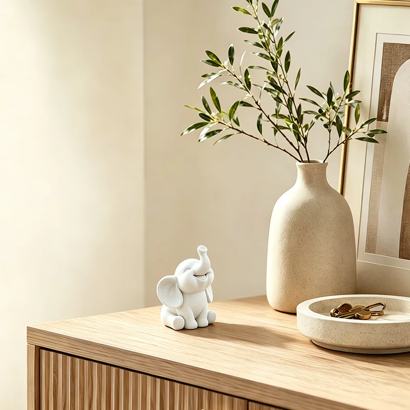 تمثال فيل صغير جالس مبتسم ثلاث - مراجعة Desk Setup Minimalist وسعره