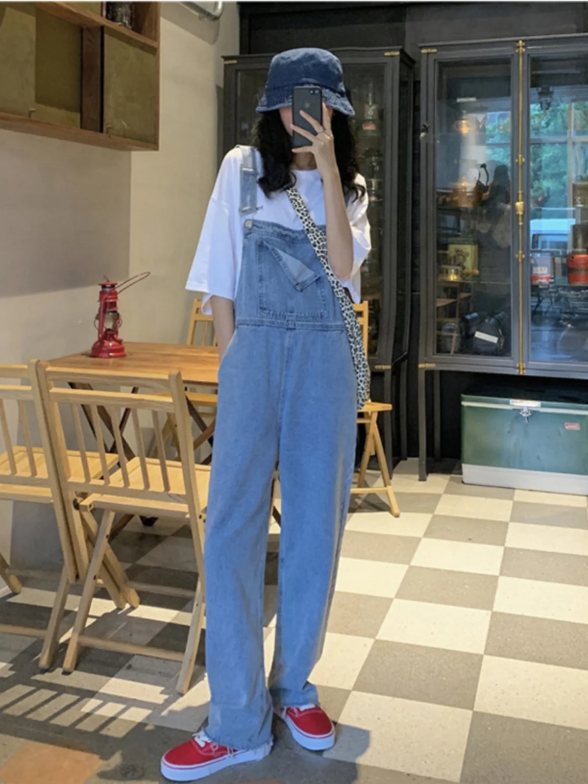 กางเกงยีนส์เอวสูงทรงหลวมสำหรับผู้หญิง ช่วยพรางหุ่น ขาตรง ปลายรุ่ย ทันสมัย ดูอ่อนวัย แบบชิ้นเดียว