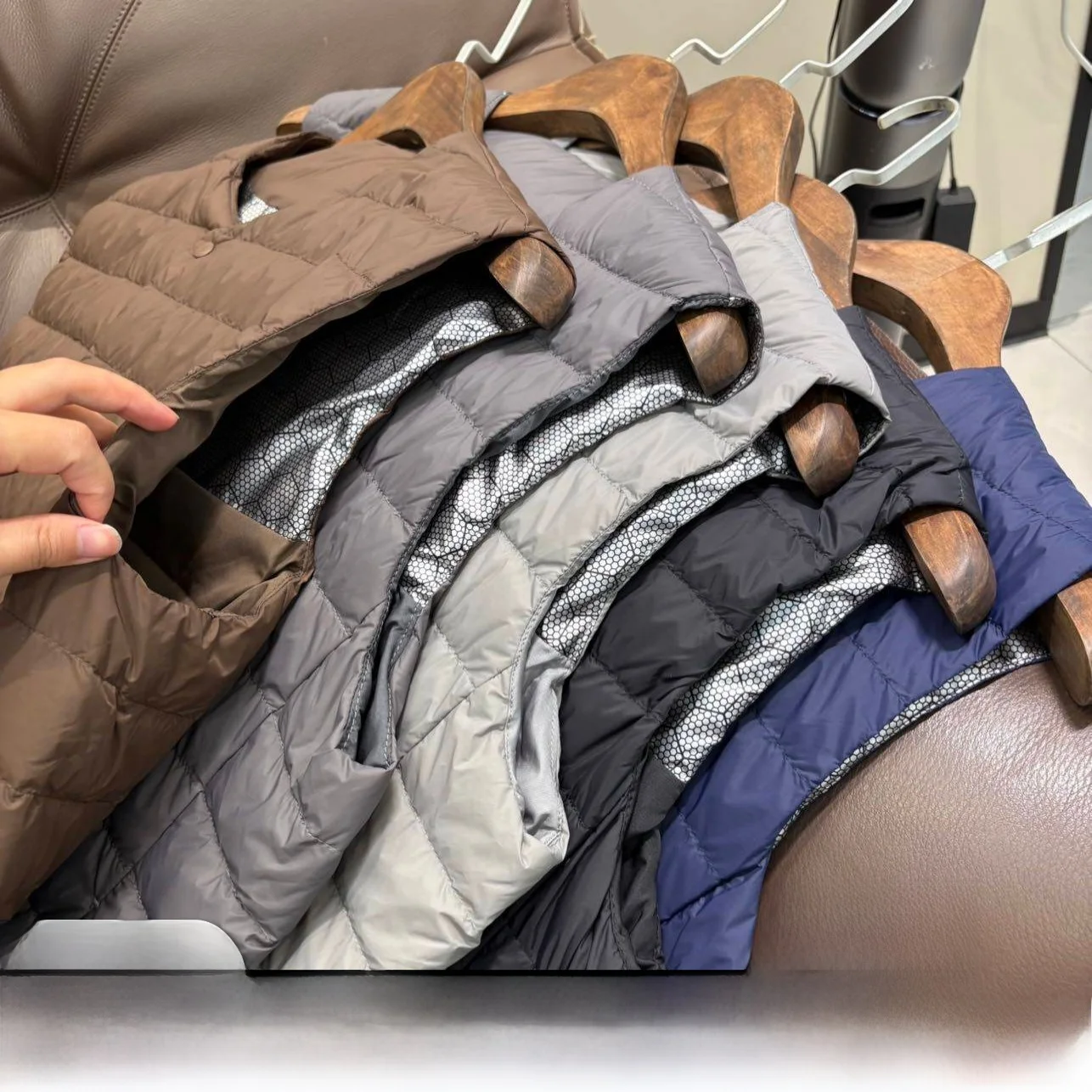 

Середина в подарок! Мужской жилет на подкладке из ду-пуха с V-образным вырезом, теплая осенне-зимняя модная свободная посадка, молодежная трендовая повседневная одежда