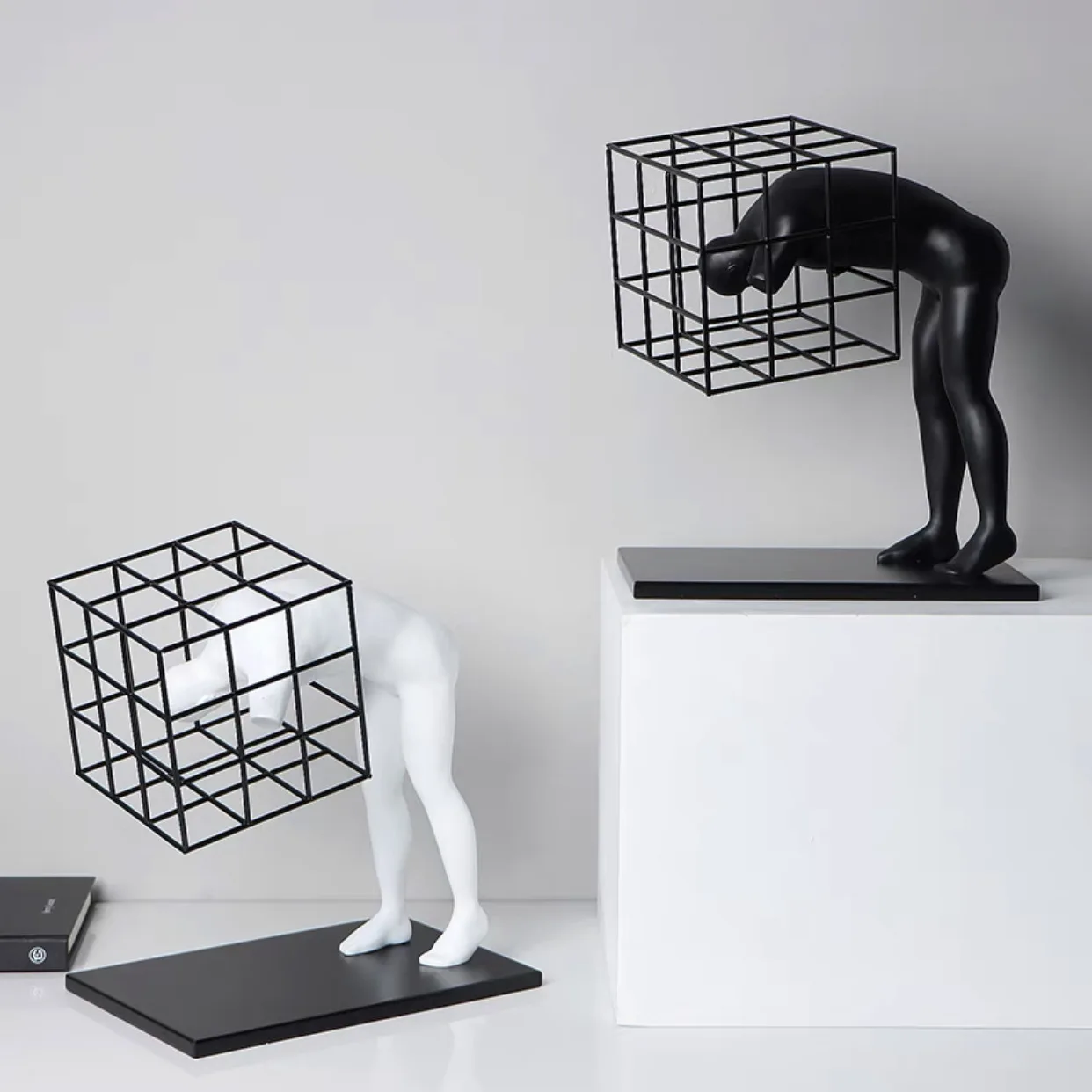 

Resin Crafts Abstract Figure Sculpture with Bowed Thinker's Cage Geometric Blocks Decorative Figurines Home Decoration