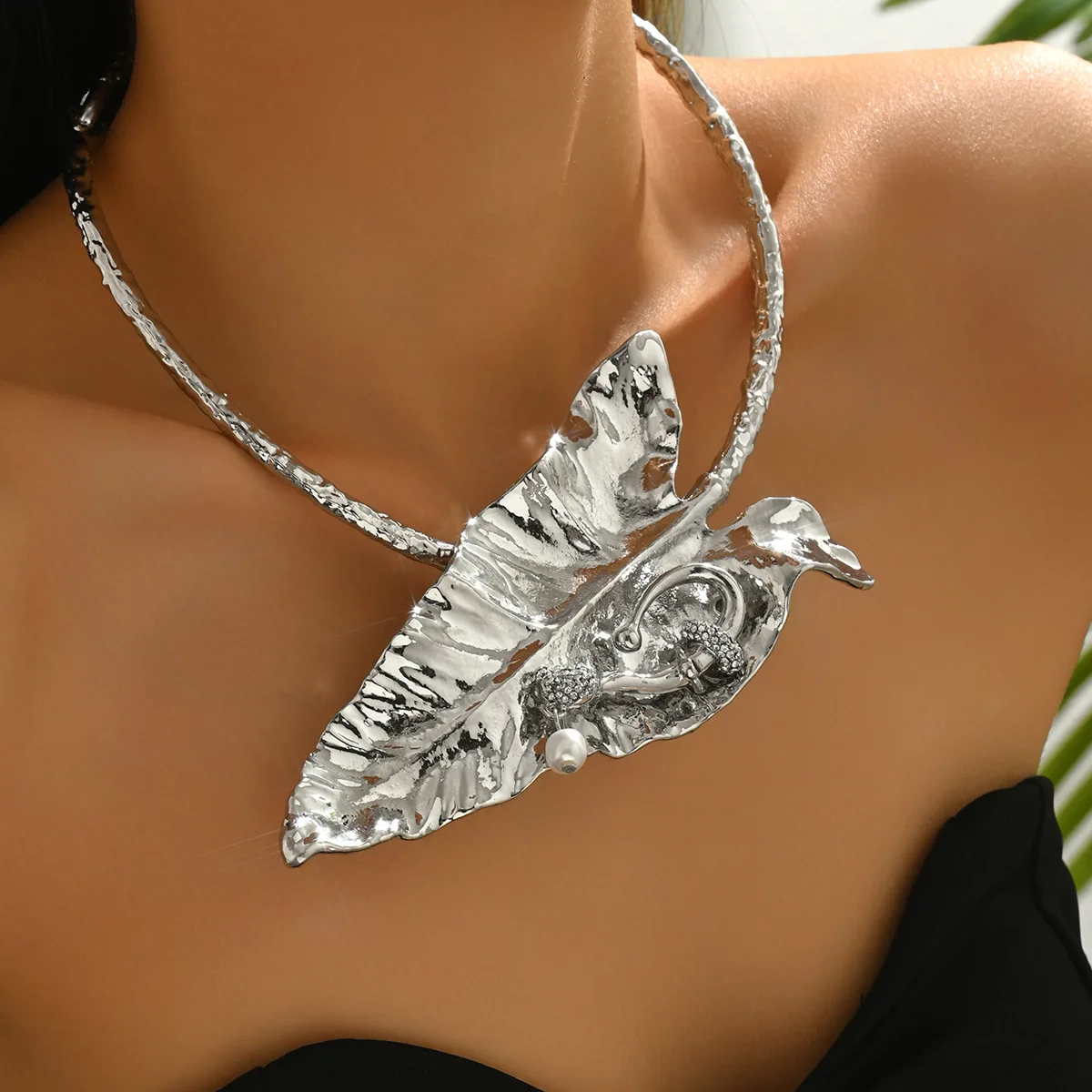Banana Leaf Kragen Drehmomente Halsketten Legierung Punk Stil Weibliche Persönlichkeit Vielseitige High-end-Halskette Schmuck Geburtstag Party Geschenk – Detail 1