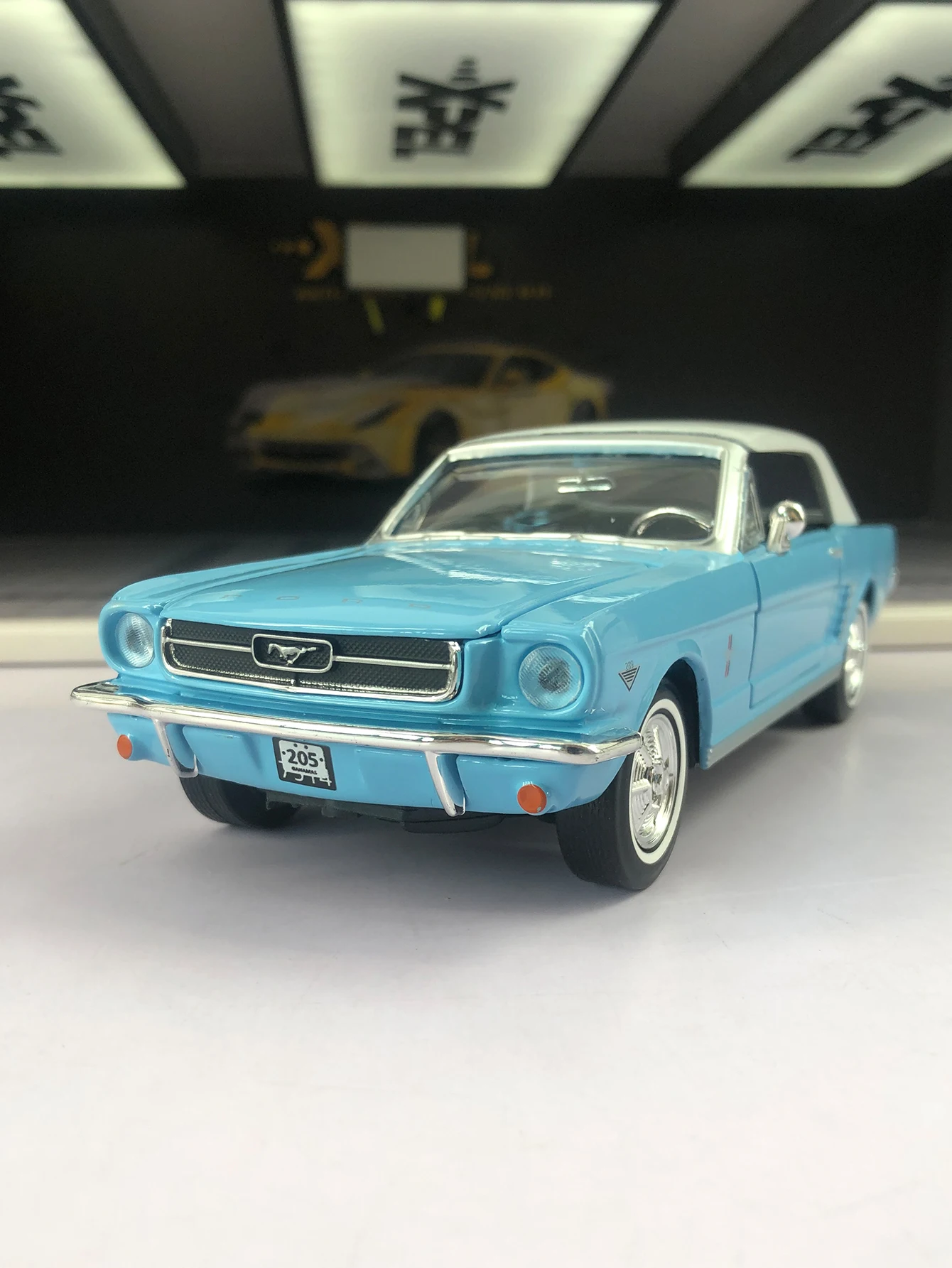 

CCA 1: 24 simulation zinc alloy 1964 1/2 Ford Mustang, static model, metal collectible gift car