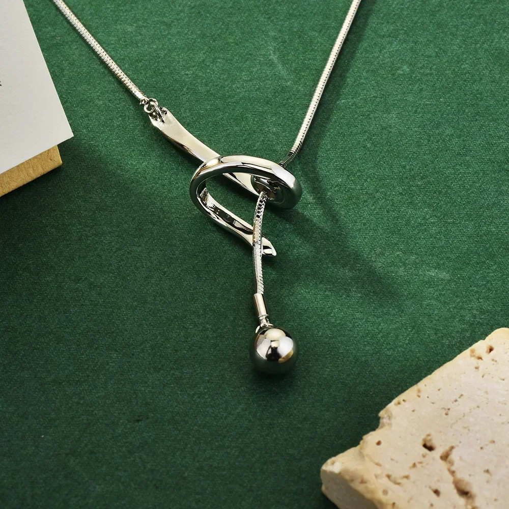 

A new simple and fashionable snake-shaped necklace sweater, suitable for women in autumn and winter, with a necklace