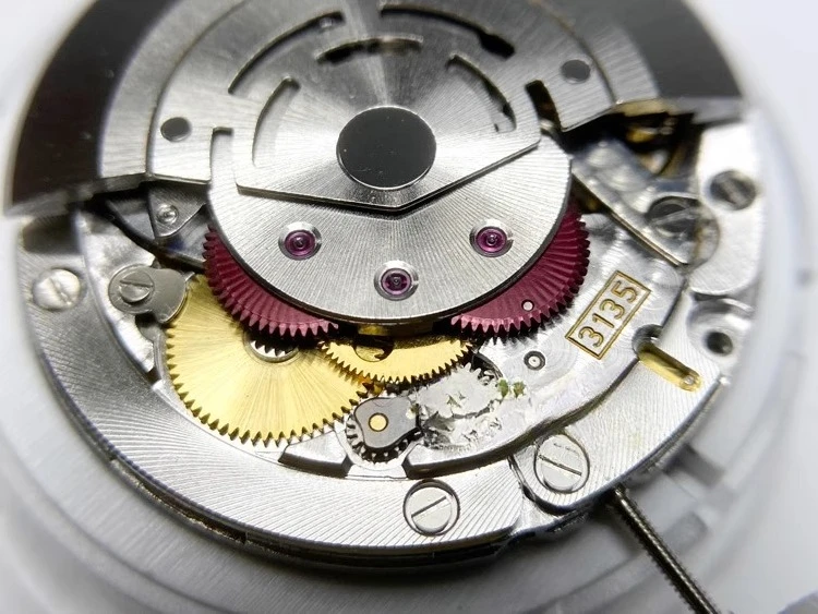 อุปกรณ์เสริมนาฬิกาแบบกำหนดเอง vs. อะไหล่นาฬิกาจากโรงงาน SuperClean รุ่นเปลี่ยนกลไก 3135 พร้อมสปริงสีน้ำเงินและตัวกันกระแทก KIF