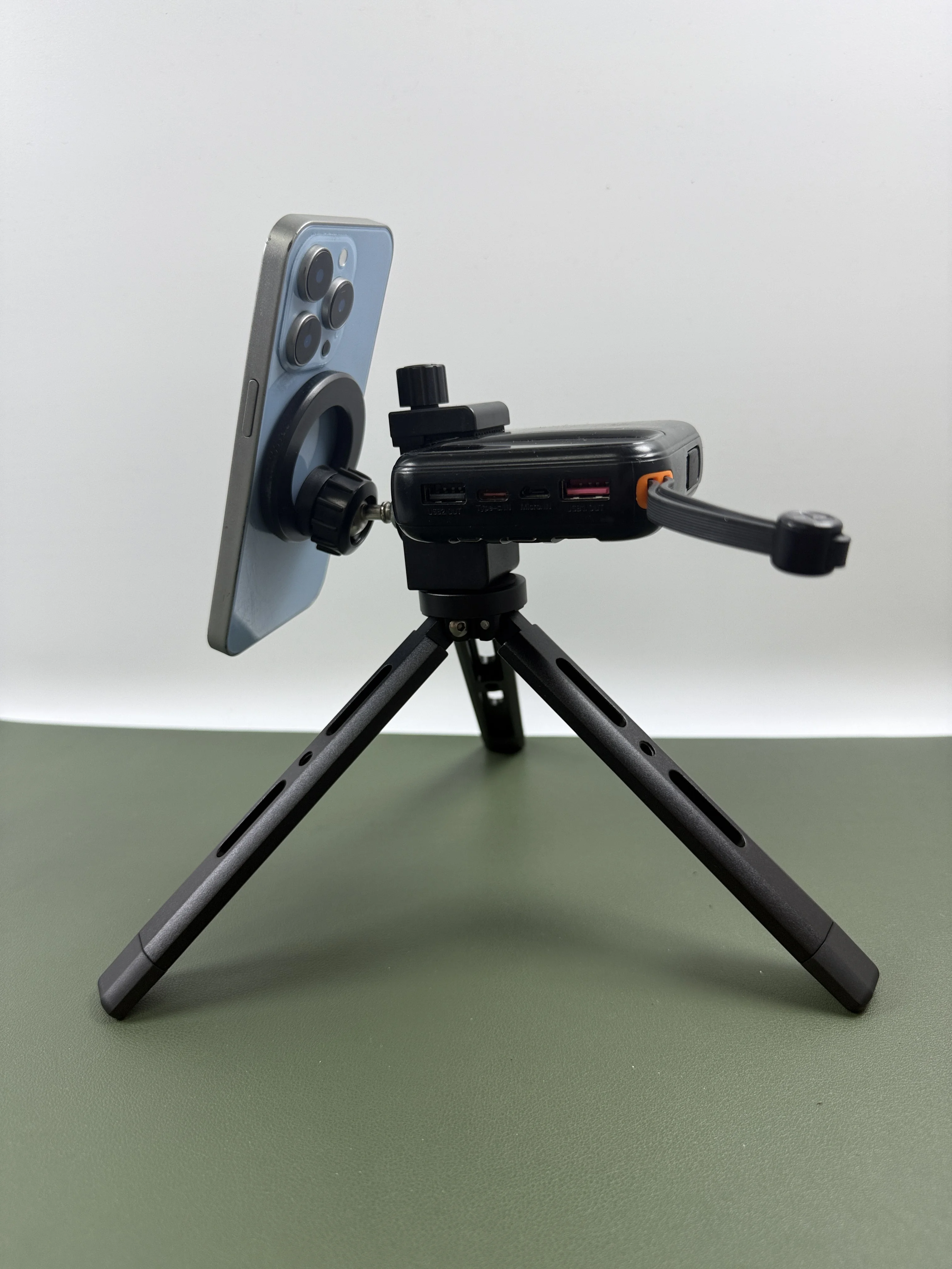 Universelles multifunktionales Stativ mit magnetischer Saugfunktion, Handyhalterung mit Powerbank-Halterung, Clip-On-Ständer für Handys und Geräte