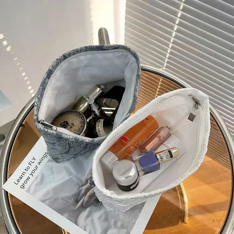 Tragbare Tasche mit rosa Blumenprägung, stilvolle schöne Kosmetiktasche, einfache Aufbewahrungstasche mit großem Fassungsvermögen, geeignet für den täglichen Gebrauch – Detail 13