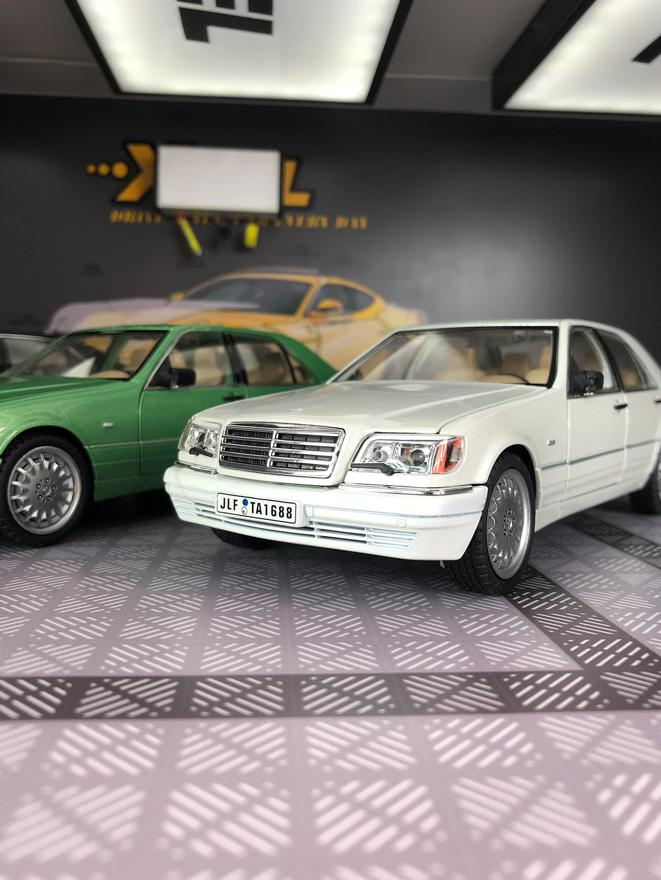 1:24 W140 S320 modelo de coche de aleación adornos retro coche clásico acústico-óptico para niños juguete extraíble detalles ricos mano de obra fina