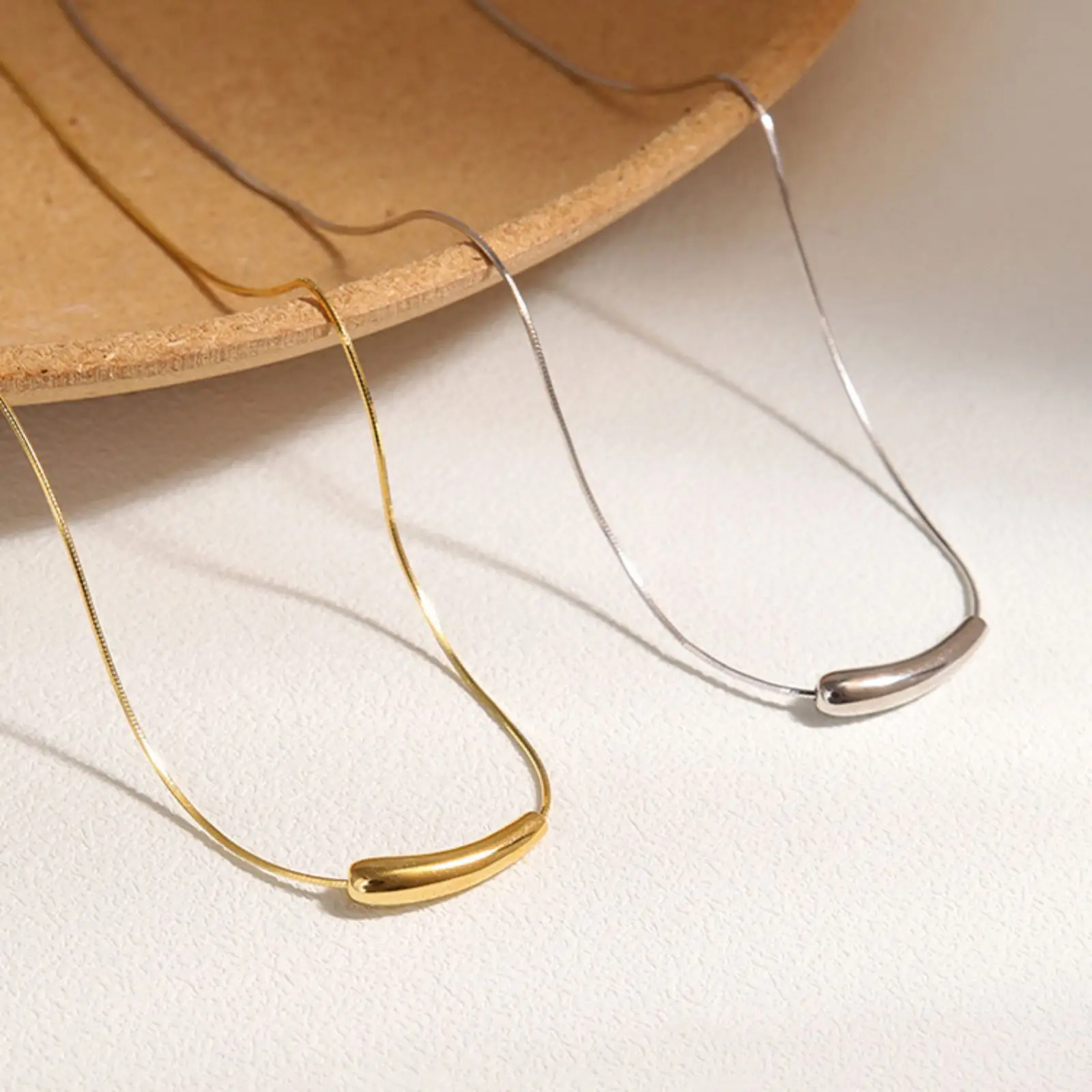 Gebogene Bohnen-Anhänger-Halskette Edelstahl-Schlangenkette Modeschmuck Geschenk für Frauen und Mädchen – Detail 3