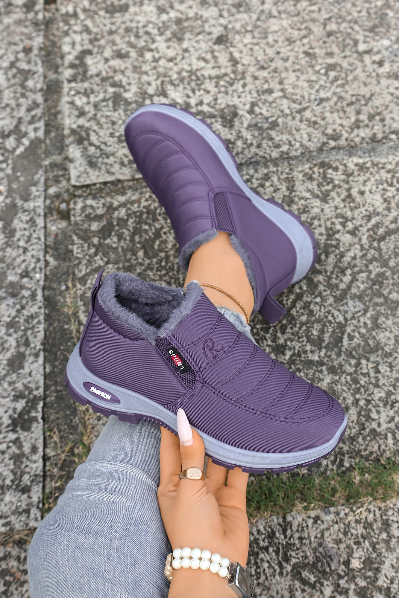 Gemütliche Damen-Wintersneaker mit Fellfutter, rutschfeste, dicke Sohle, bequeme Stiefeletten, einfach anzuziehende warme Schuhe für kaltes Wetter. – Detail 23