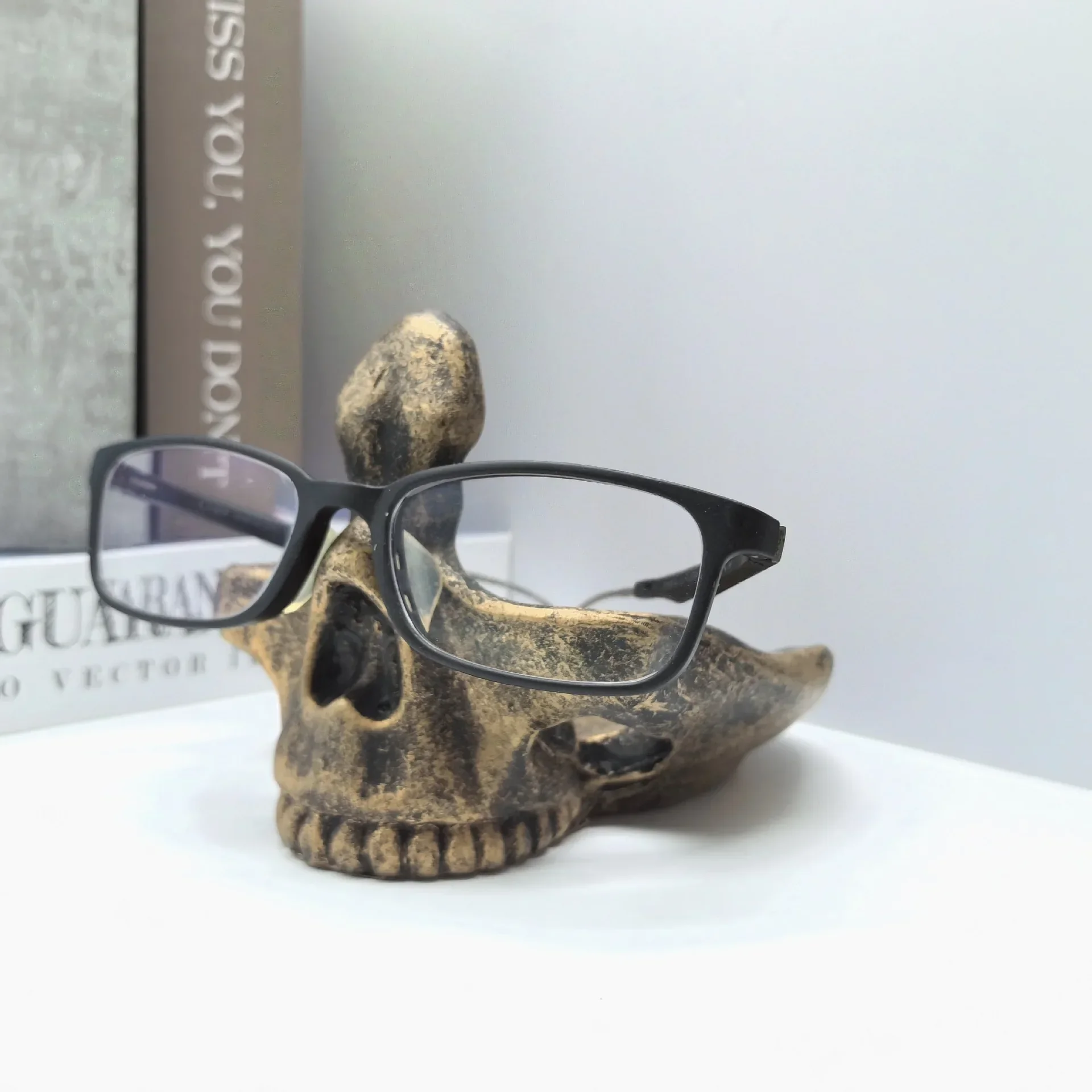 

Подставка для очков с черепом на Хэллоуин - креативный декор для рабочего стола из смолы, жуткое украшение для дома и уникальная фигурка для тематических вечеринок