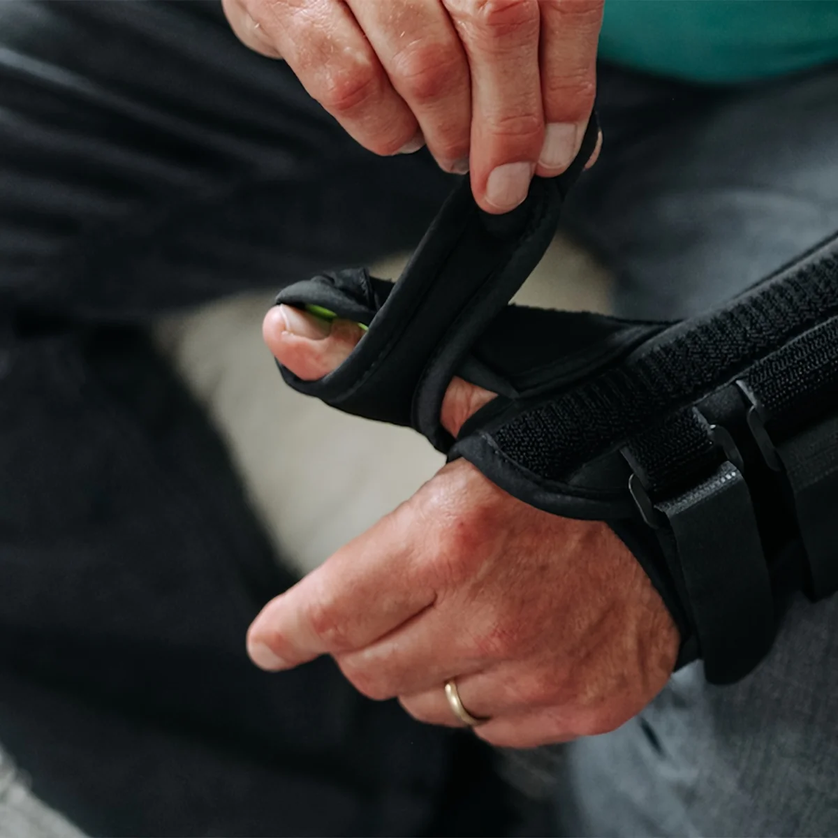 

Браслет с опорой для большого пальца, универсальный размер, защита запястья, защита большого пальца, незаменимый для спортивного и наружного оборудования.