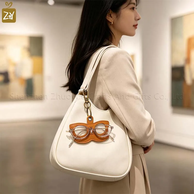 PU Leather Hollow Sunglass Holder Charm, Portable Eyewear Hanging Clip, Bag Ornament Keychain, Travel Sunglass Fixing Accessory