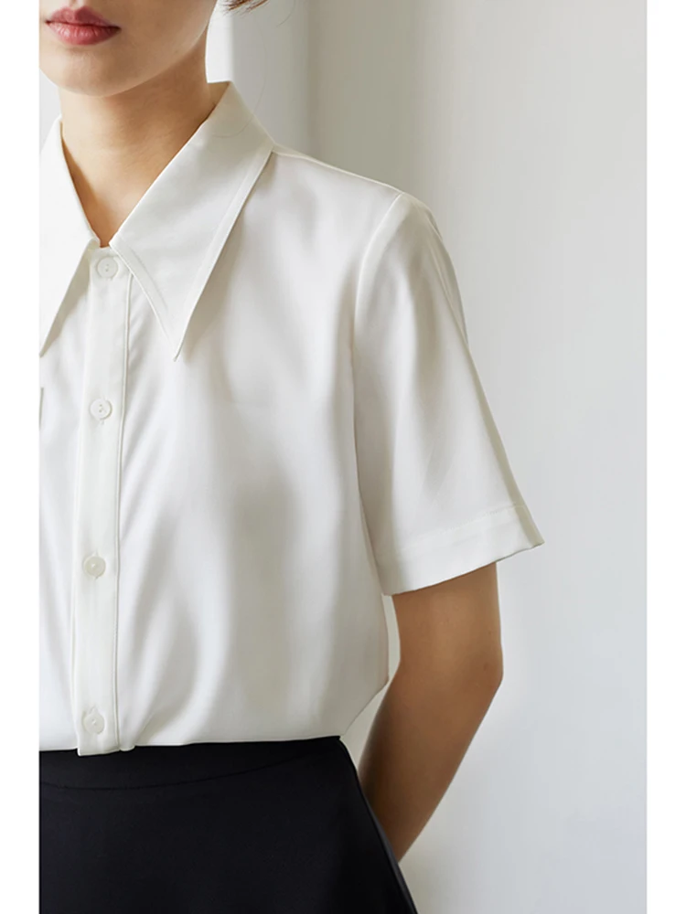 قميص نسائي أبيض بأكمام قصيرة، تصميم صيفي جديد بسيط بياقة مطوية، مناسب للعمل والمقابلات والمناسبات الرسمية والكاجوال العصرية