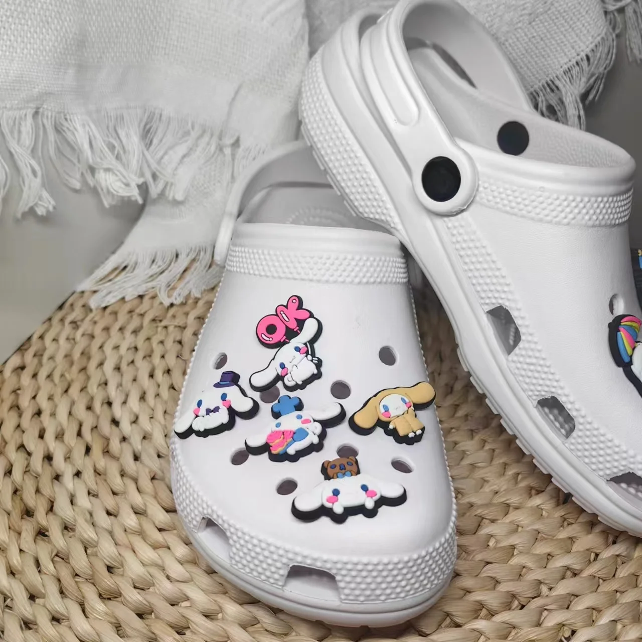 MINISO nuevo lindo trio de dibujos animados orejas grandes perro PVC encanto zapatos accesorios zapatos de jardín sandalias DIY decoración fiesta Festival regalos