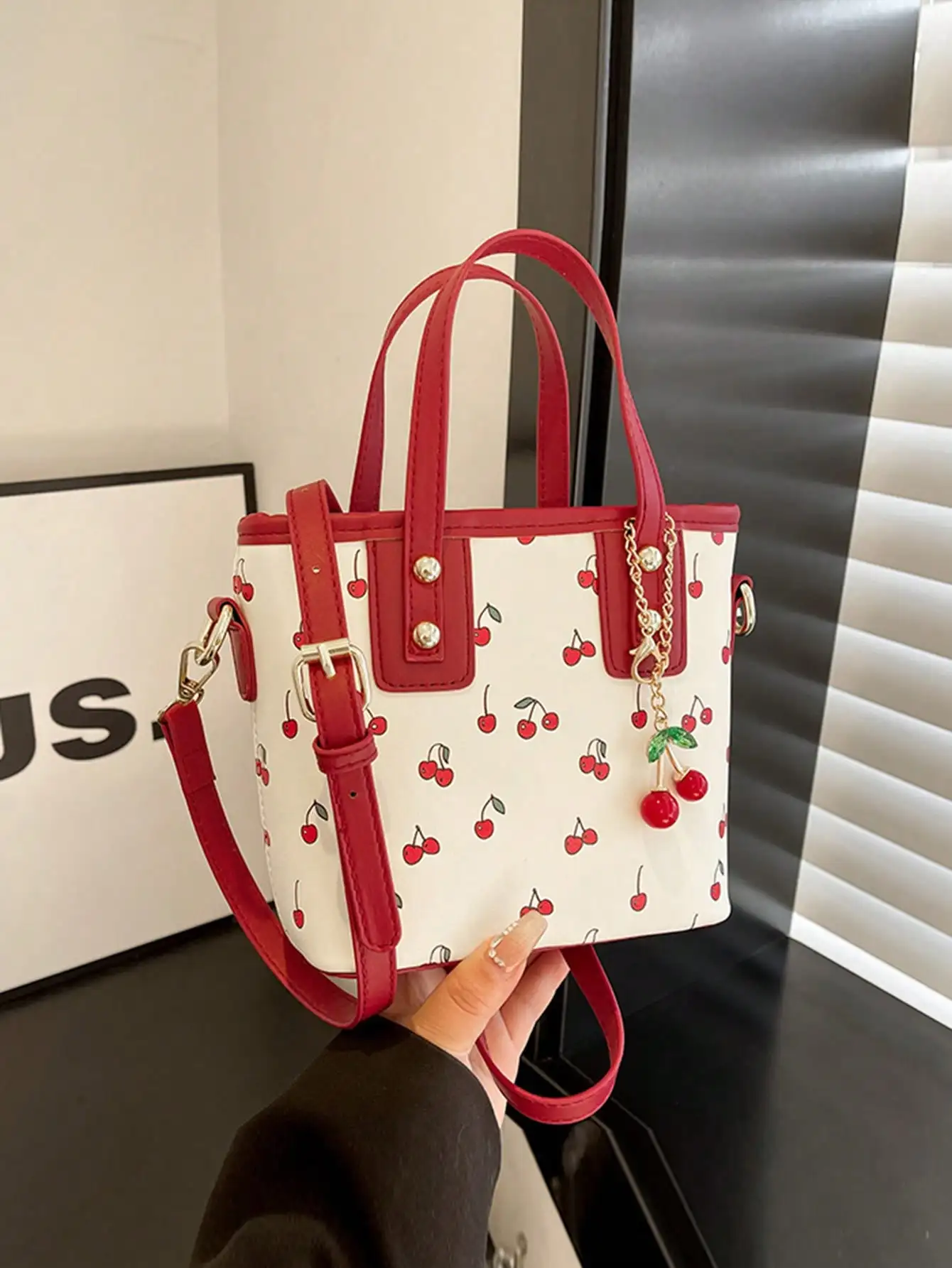 

Мини-сумка с ручкой и регулируемым ремешком, с принтом вишни, из искусственной кожи, красного и кремового цвета.