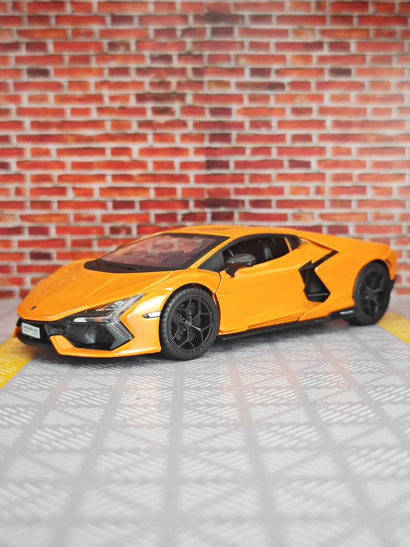 1:32 simulation Lamborghini alloy car model with doors and trunk that can be opened, sound and light feedback, supercar car view 3