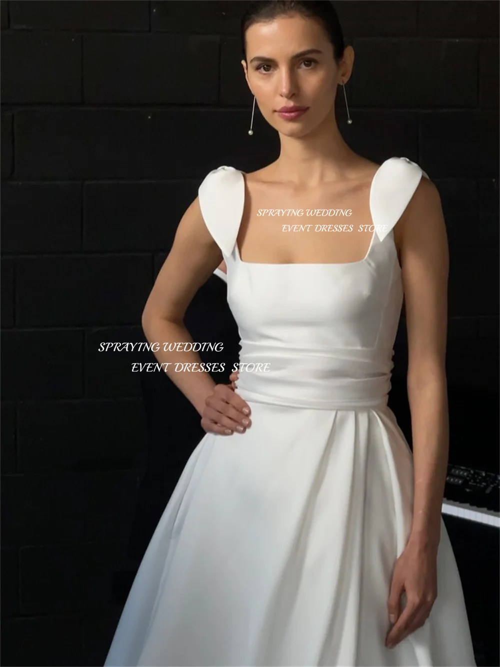 ชุดแต่งงานผ้าซาตินสีงาช้างแบบสเปรย์ 2 ชิ้น คอเหลี่ยม สายเดี่ยว ทรงเอไลน์ ชายกระโปรงยาวแบบลากพื้น สามารถสั่งตัดได้