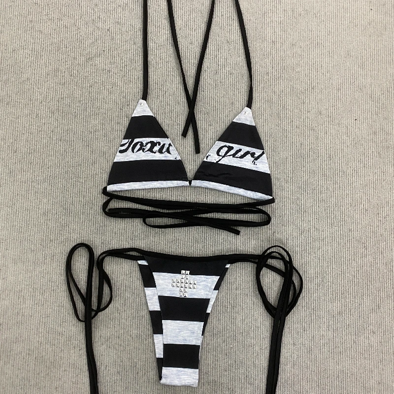 

Летние бикини в стиле миллениум-готика, панк-гранж, субкультура Харадзюку, черно-белые полосатые, с буквенным принтом, с крестообразными заклепками и ремешками на шее.