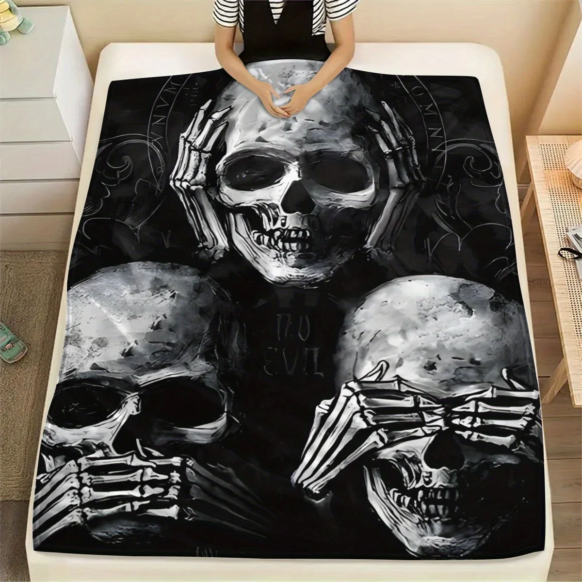 

1pc Gothic Skull Print Flannel Blanket – Soft, Cozy Throw with Intricate Skull Design & "Silence to the Evil" Text – Perfect for