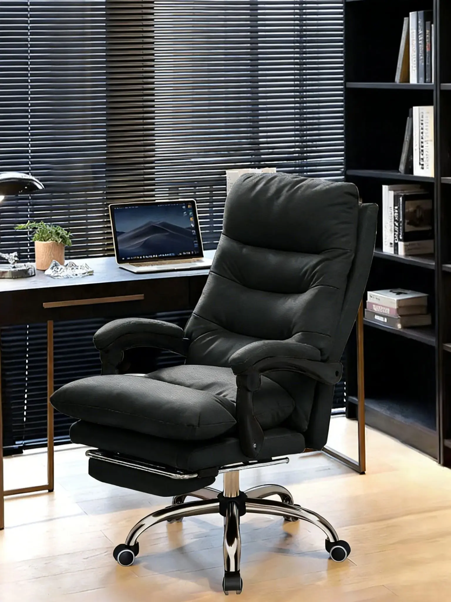 Ergonomischer Bürostuhl mit Verstellbarer Lendenwirbelstütze und Fußstütze - Schwenk- und Neigefunktion für Heim- und Geschäftsnutzung