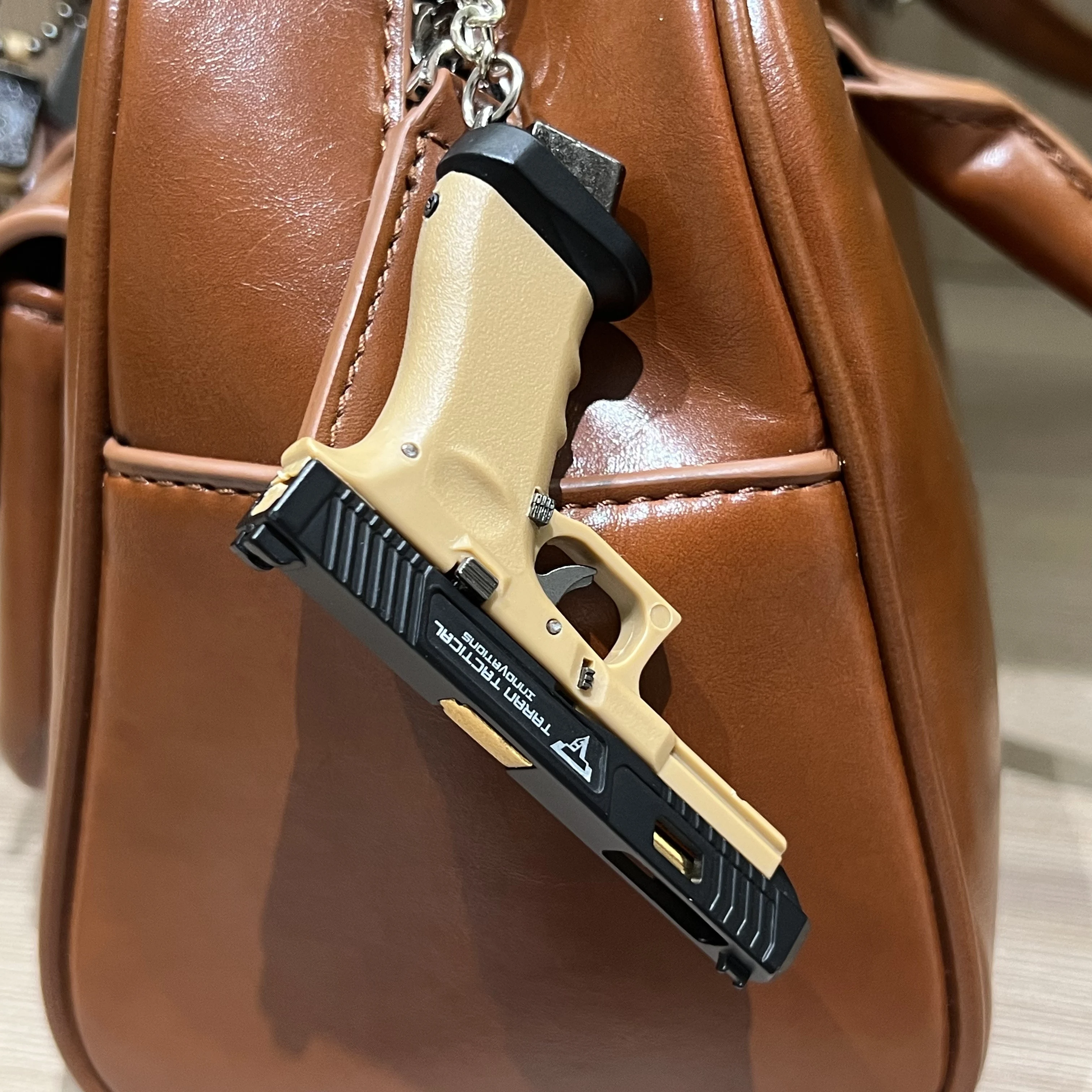 

Alloy 1:3 G34 TTI pistol with holster, keychain, mini gun model disassembly and assembly, toy gun, military enthusiast gift