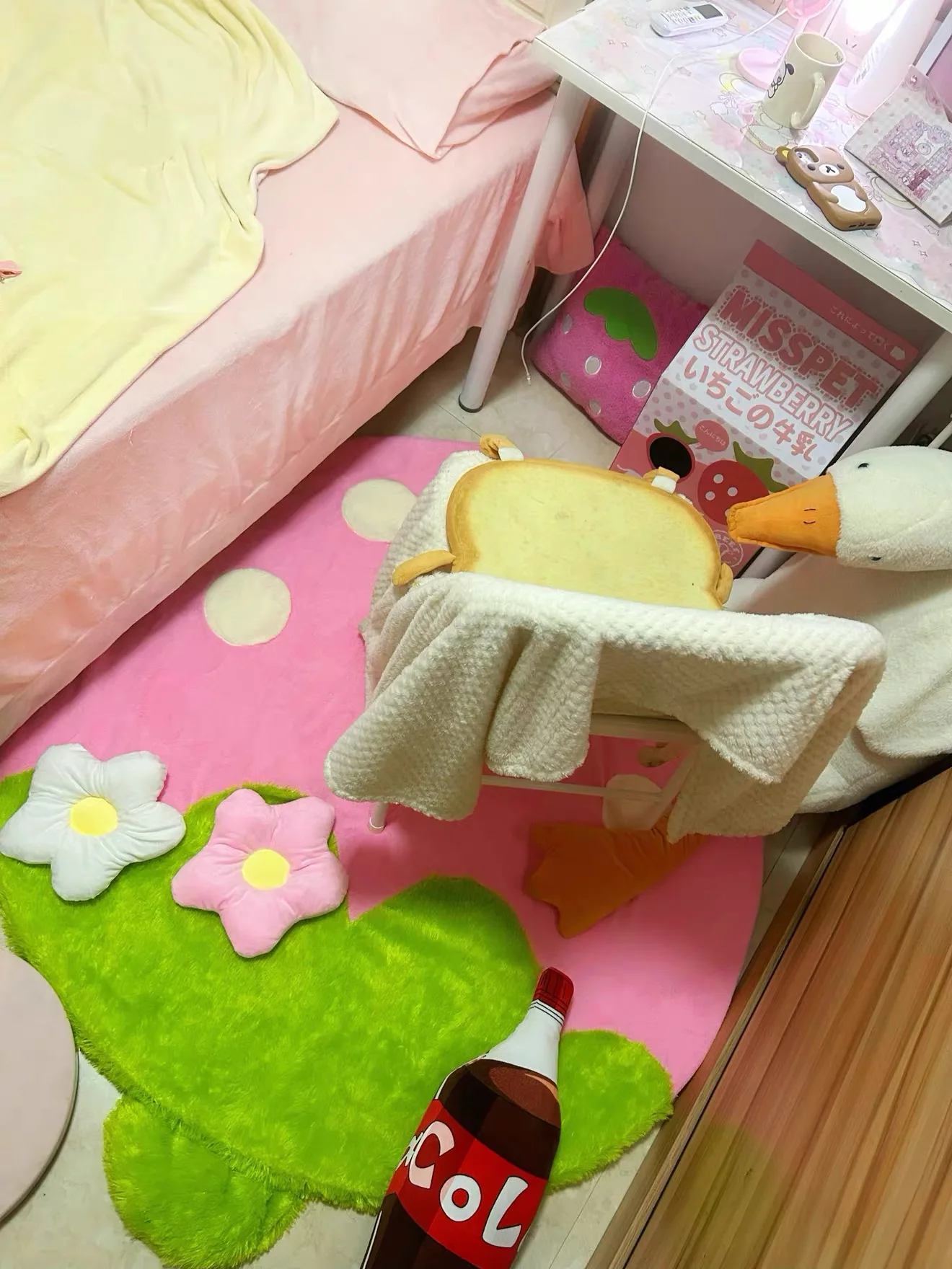 

Pink Strawberry Children's Plush Carpet/Floor Mat Baby Crawling Mat Sofa Carpet Removable and Washable