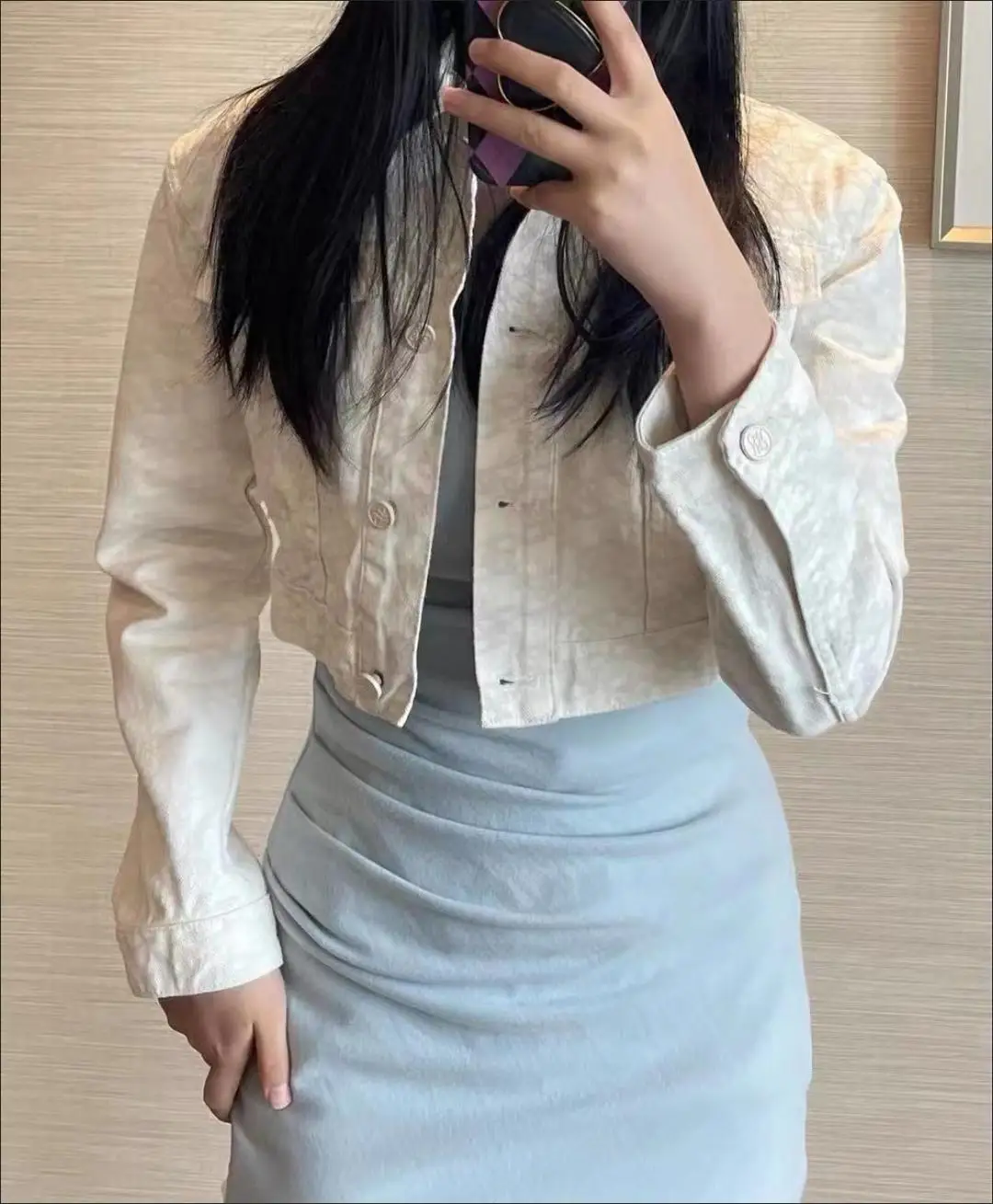 

Korean-style white small fragrance denim jacket women's spring and autumn new short spice girl chic jacket with long sleeves.