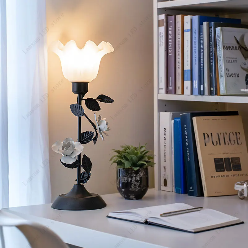 LED-Blumenlampe, AC oder DC-betrieben, dreifarbig, pastoral, dekorative Blumen-Schreibtischleuchte für Schlafzimmer, Wohnzimmer, Arbeitszimmer, Kinderzimmer