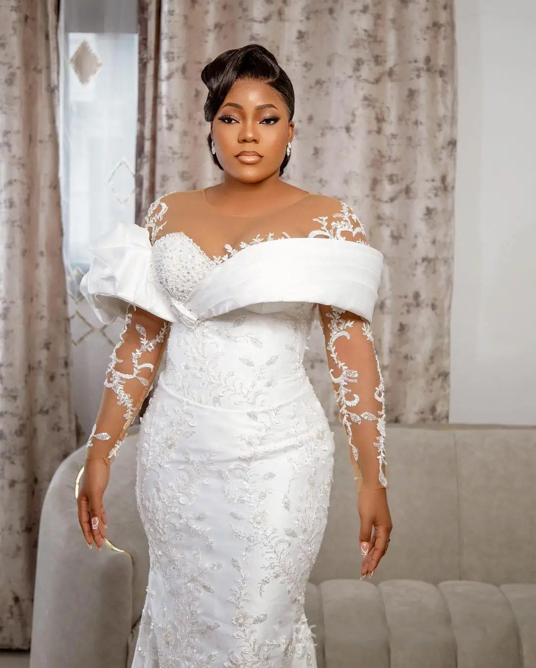 

Customized Illusion Neck Shinny Beads Appliques Wedding Dress Robe De Mariée Long Sleeves Bridal Gown with Detachable Train