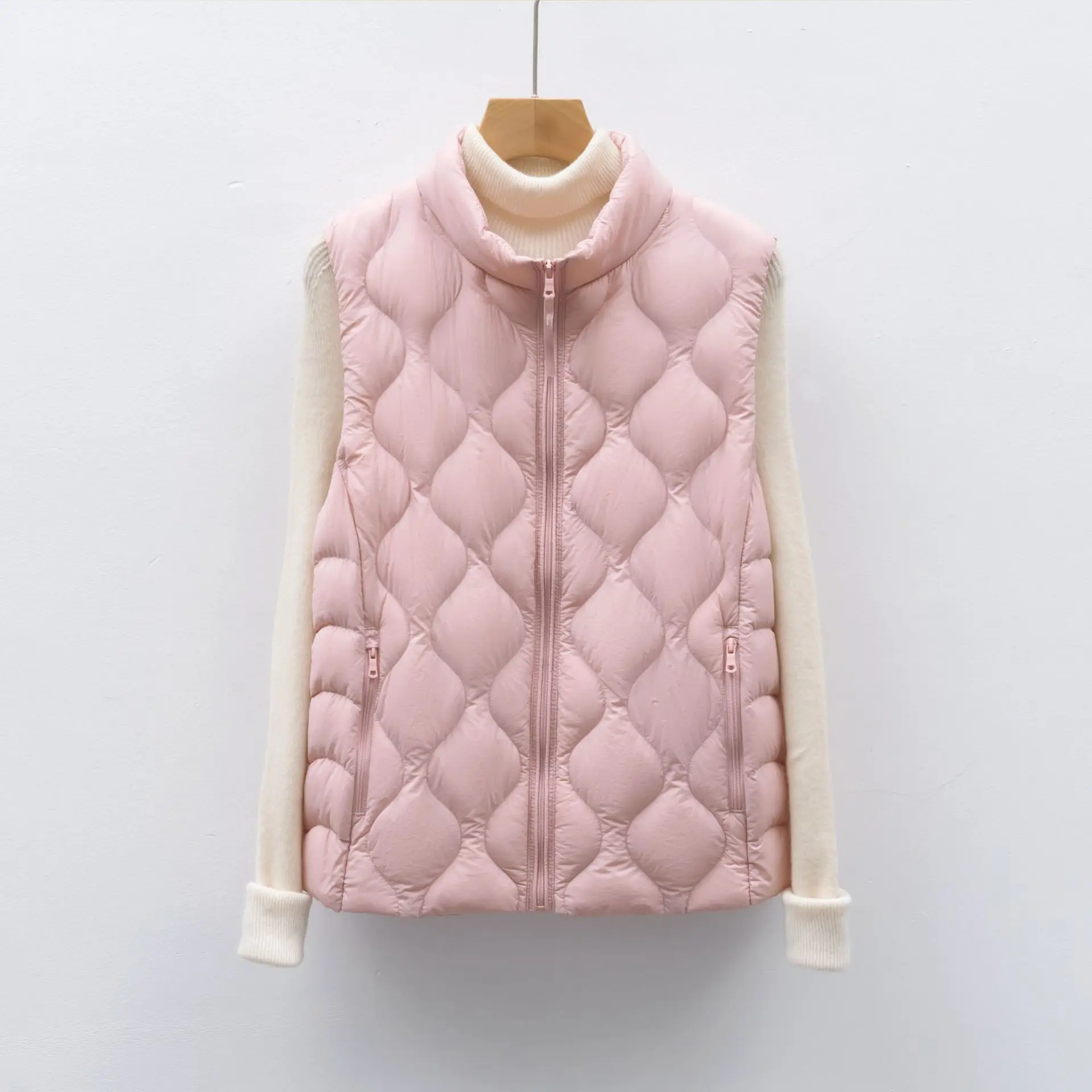 سترة ذات ياقة واقفة بتصميم مبطن مموج. مملوء بمعايير جديدة 90% للدفء الأنيق والخفيف الوزن.