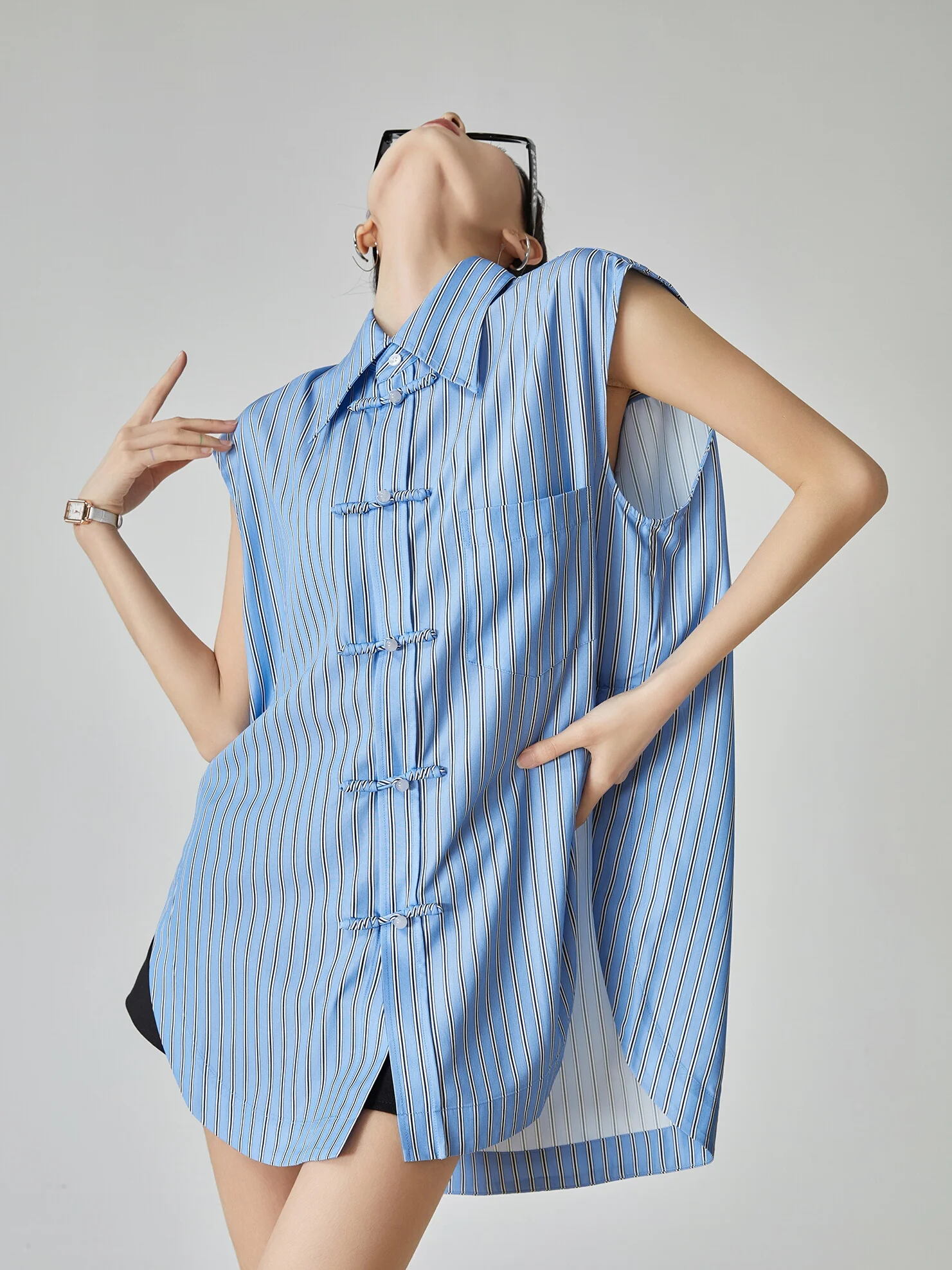 

Синий новый китайский Sle Buttonl Svel полосатый женский летний дизайнерский воротник с откидной крышкой, прямая трубка из смеси полиэстера