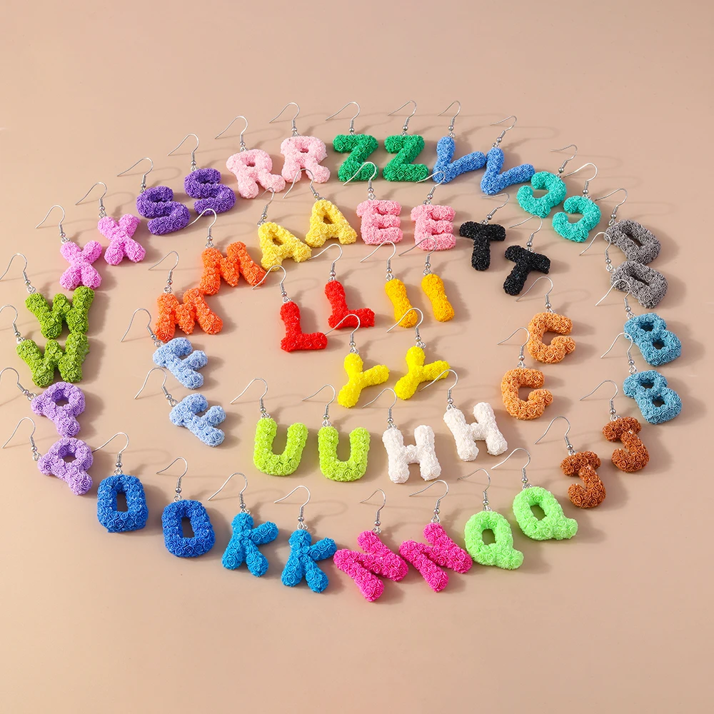Aihua Bunte Harz-Ohrringe mit Blumen-Initialen, 26 Buchstaben, Kawaii A-Z Alphabet-Charm-Ohrringe für Frauen, Geburtstagsparty-Schmuckgeschenke – Detail 1